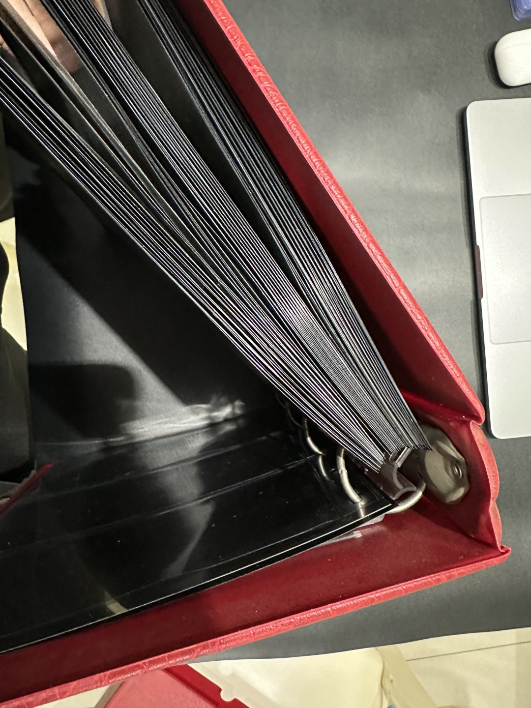 《外钞收藏家》第二百四十三期（南斯拉夫、塞尔维亚、马其顿专场） 德国红色灯塔收藏册，带3格透明页+黑色分隔页（33页+34页），二手