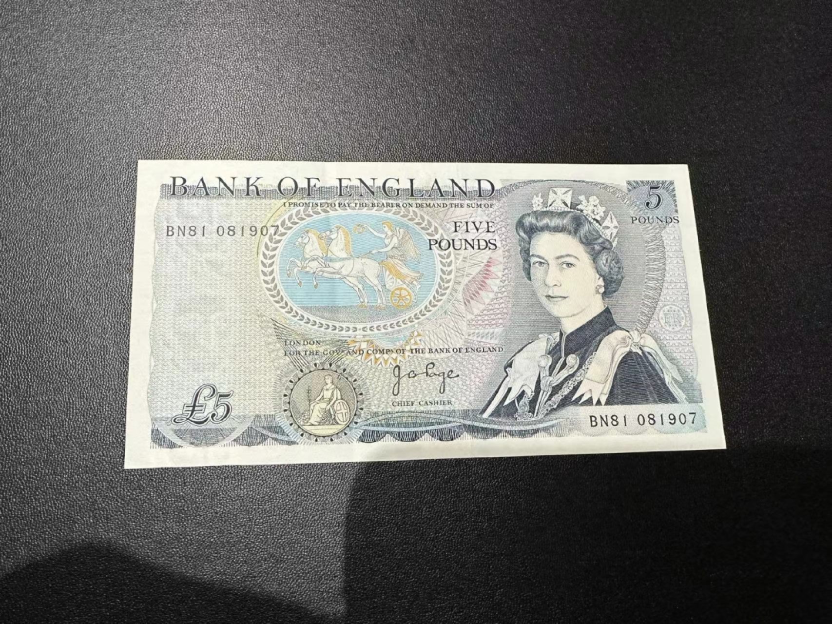 《外钞收藏家》第二百四十四期 连拍场二 英国D序列5镑 AU-品相 有两道折