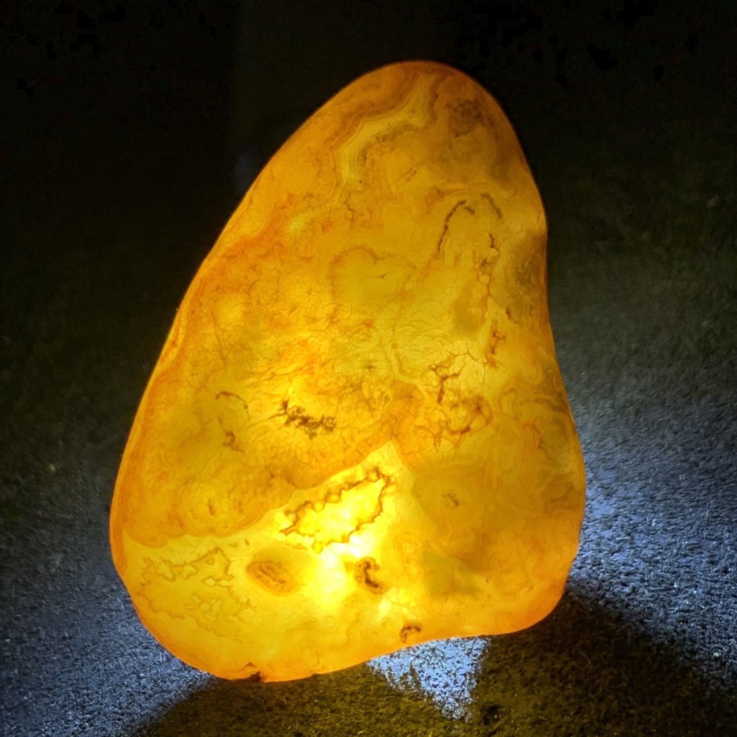 精美天然马达加斯加玛瑙原石把件，摆件一个，