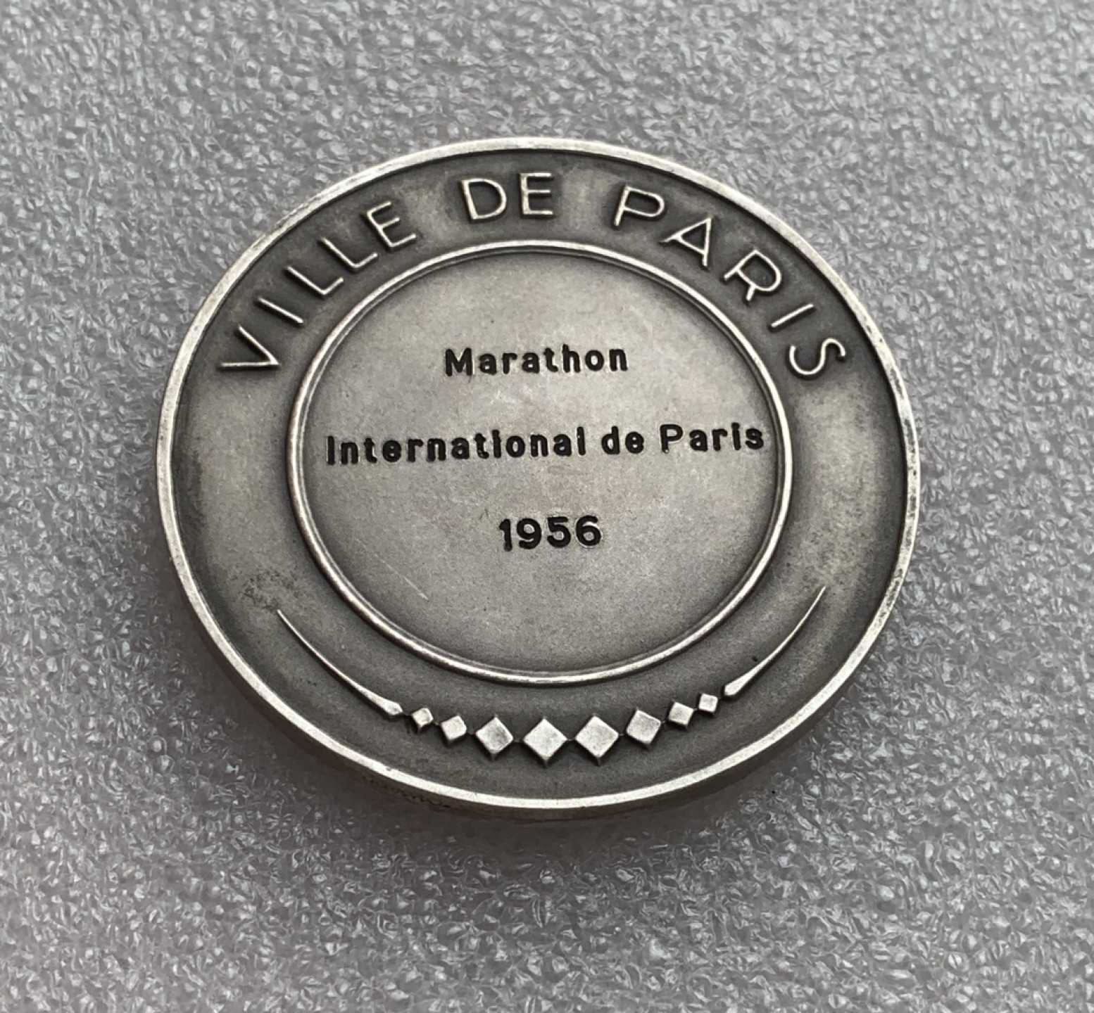 瓶子🏺第80期拍卖会 法国1956年巴黎市国际马拉松比赛纪念银章，丰饶角1Argent银标，65克，50mm