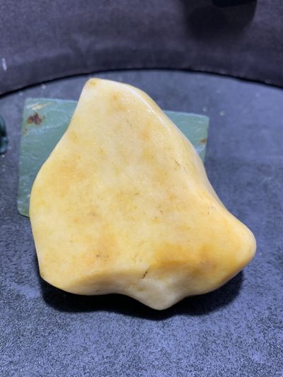 精美天然地表老皮黄白料金丝玉籽料原石一块 - 精美天然地表老皮黄白料金丝玉籽料原石一块