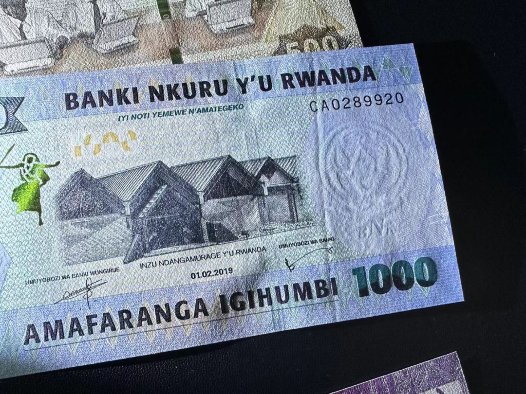 《外钞收藏家》第二百四十四期 连拍场二 卢旺达500-5000 四张一起 全新 100面额有一道压痕请注意