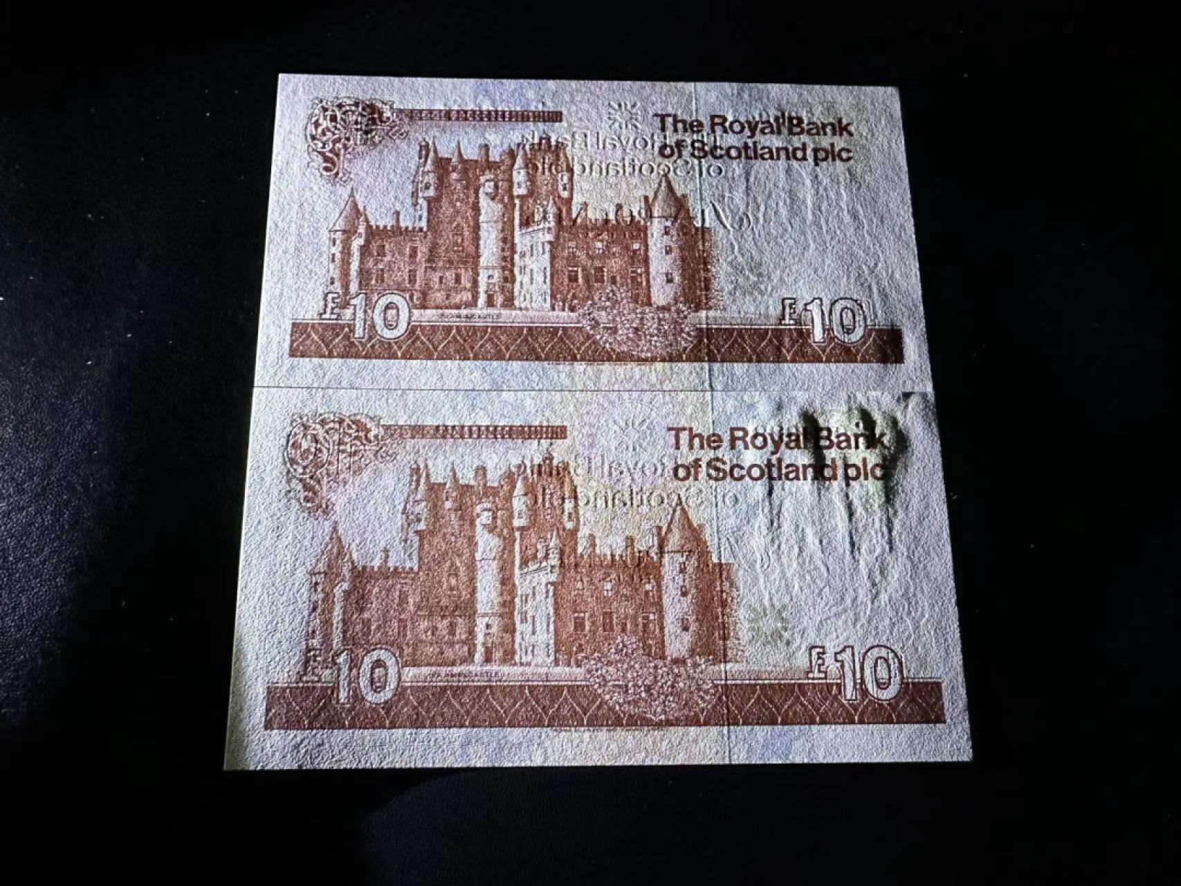 《外钞收藏家》第二百四十四期 连拍场二 苏格兰皇家银行10镑两张 少见品种 同冠号 不同签名 全新