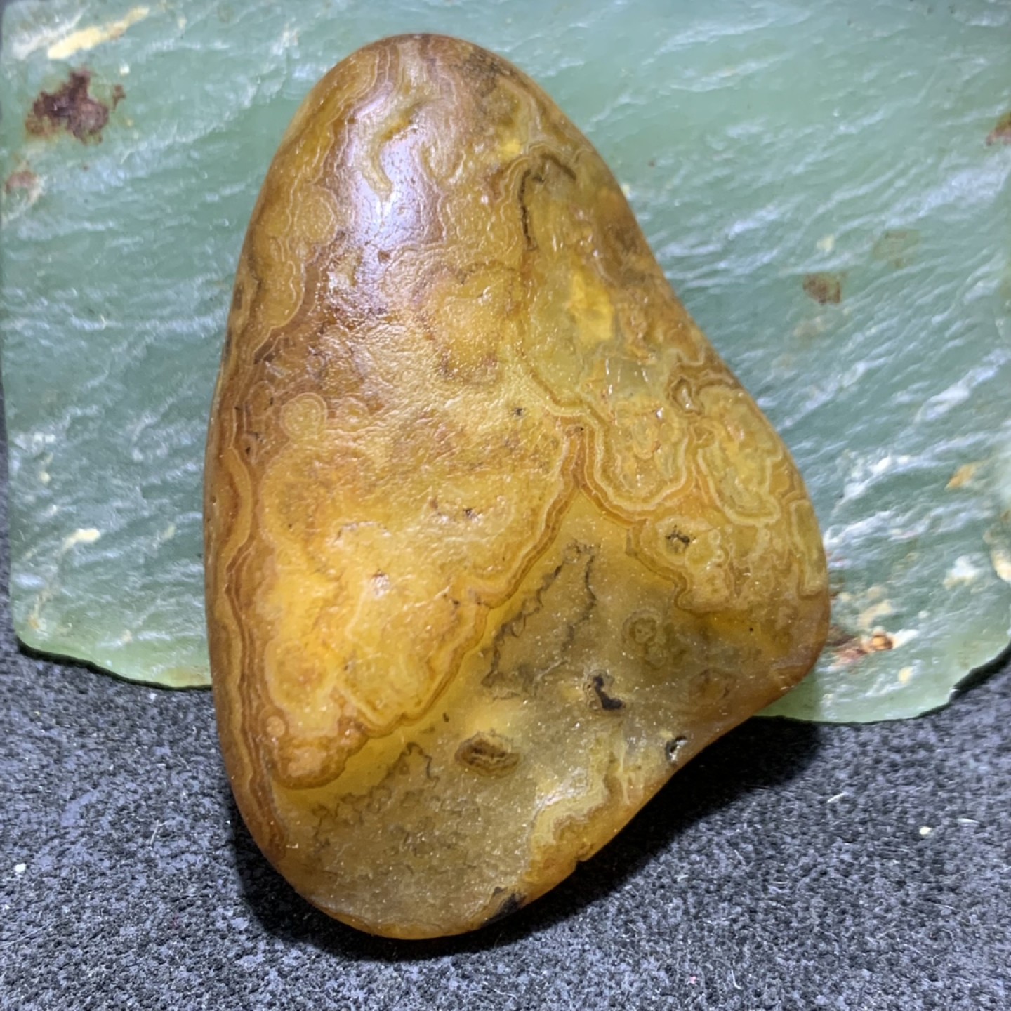 精美天然马达加斯加玛瑙原石把件，摆件一个，