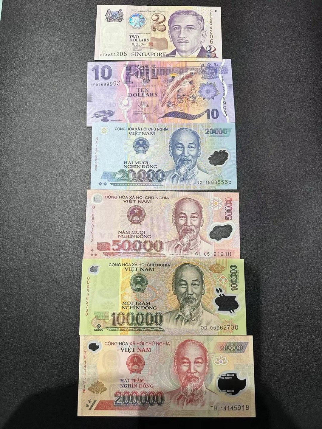 《外钞收藏家》第二百四十四期 连拍场二 新加坡、斐济、越南6张一起 全新 新加坡有轻微潮