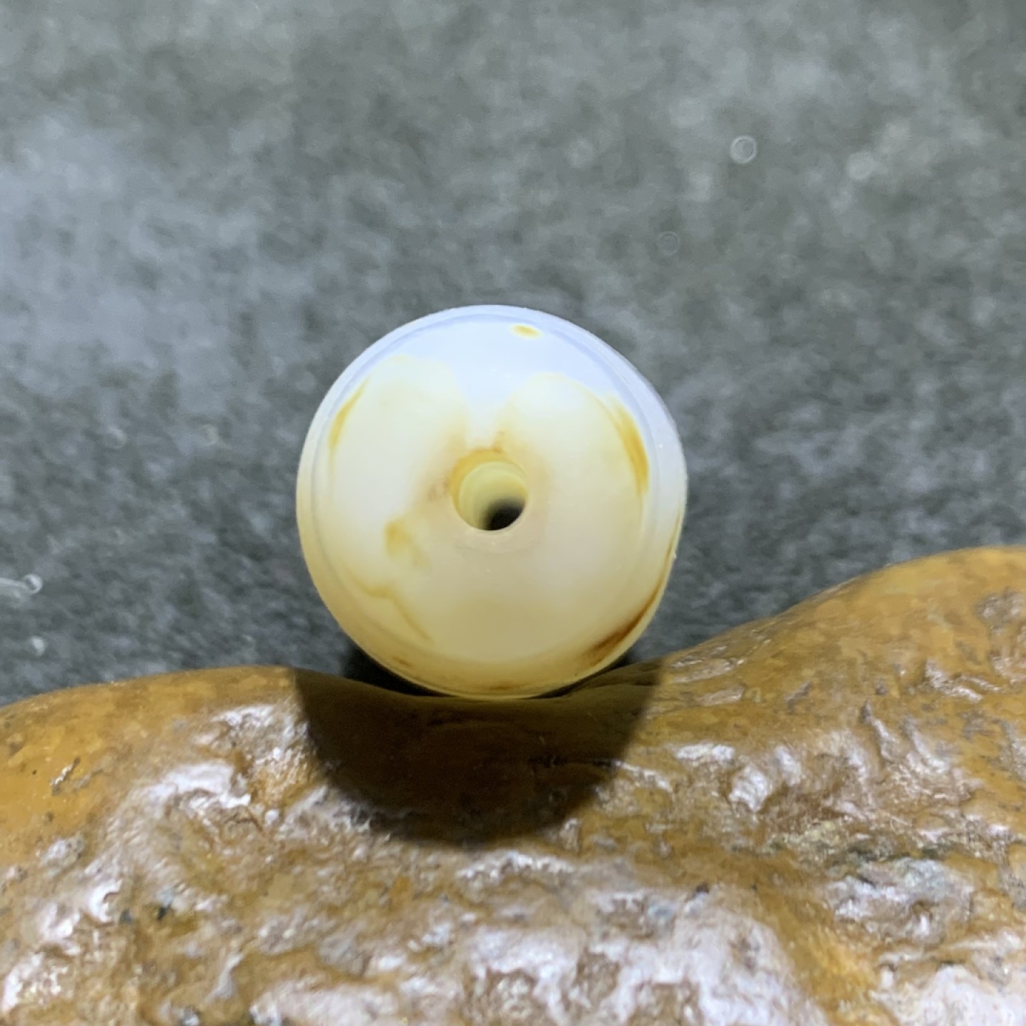放福利，精美风化纹白玛瑙桶珠一颗，