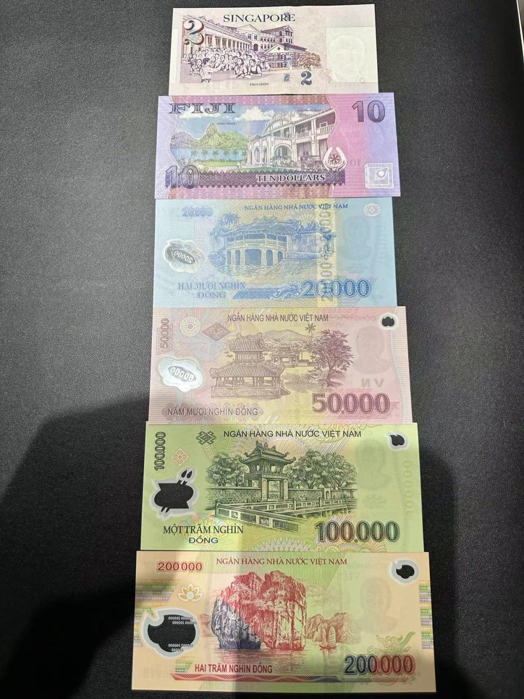 《外钞收藏家》第二百四十四期 连拍场二 新加坡、斐济、越南6张一起 全新 新加坡有轻微潮