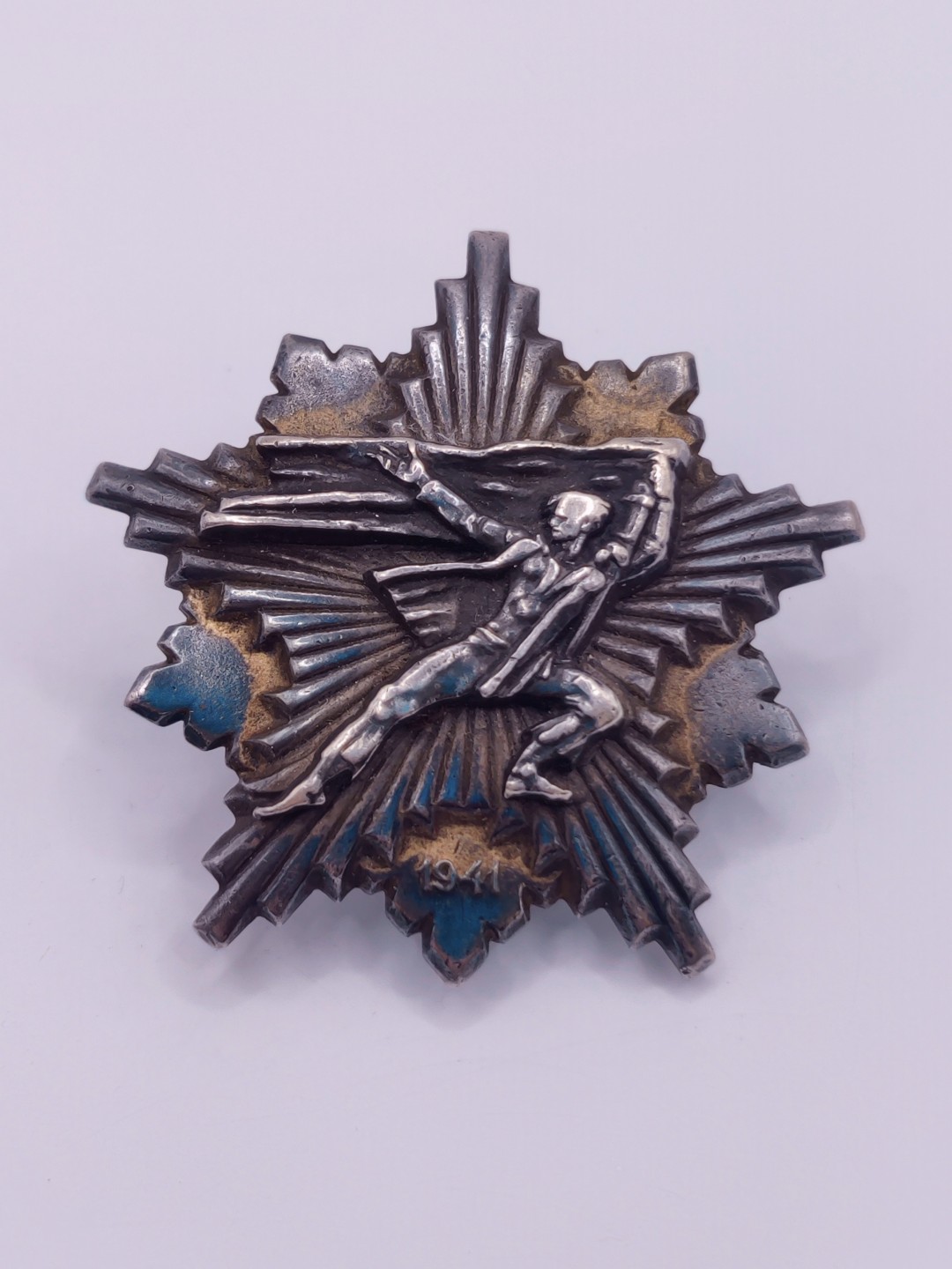 全场0元起拍 第33期 咸鱼国勋章拍卖专场 2月26日（周日）下午6：00开始 南斯拉夫游击队纪念章2049号（早期坚果轮版）银制+