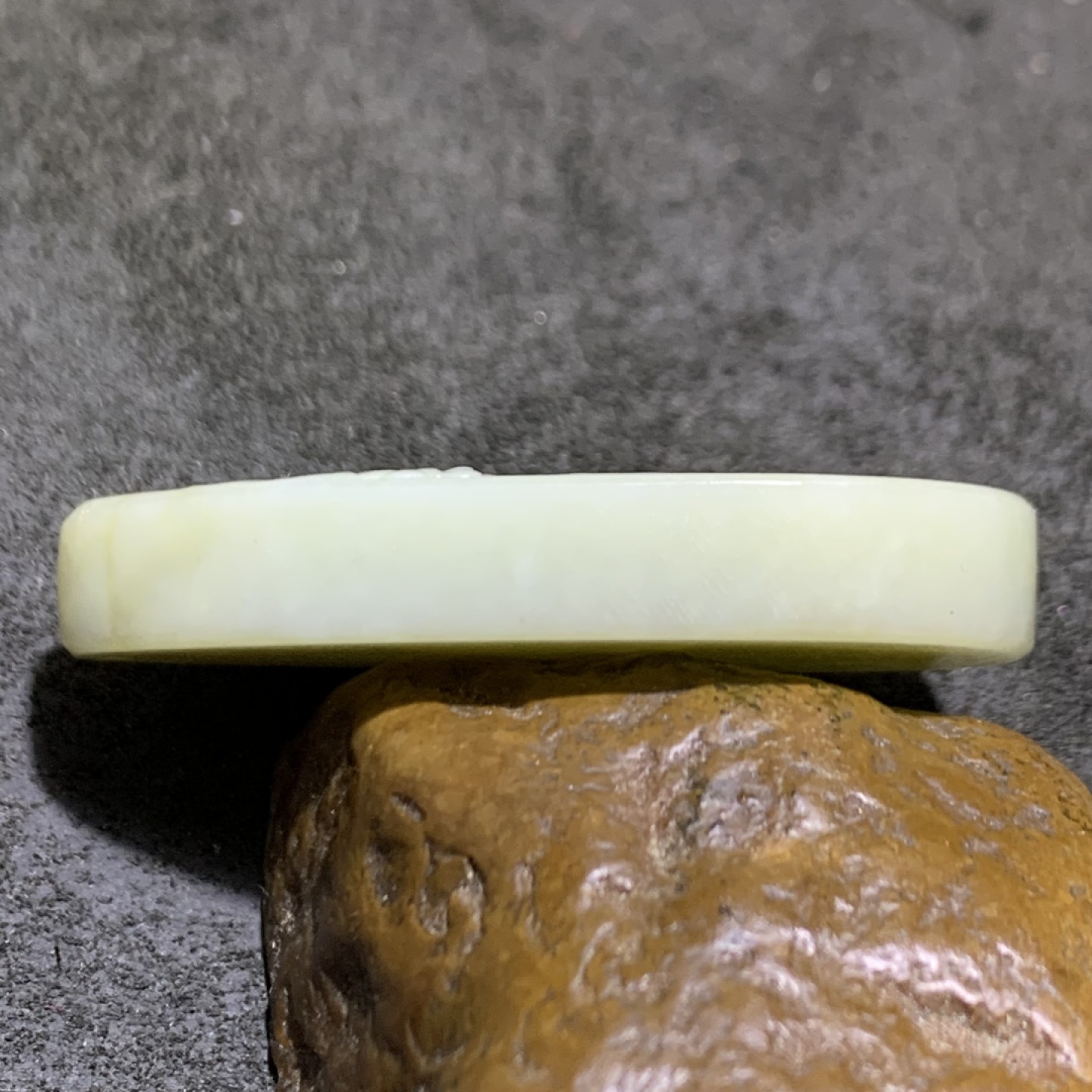 精美和田玉雕刻招财鼠牌子一个，