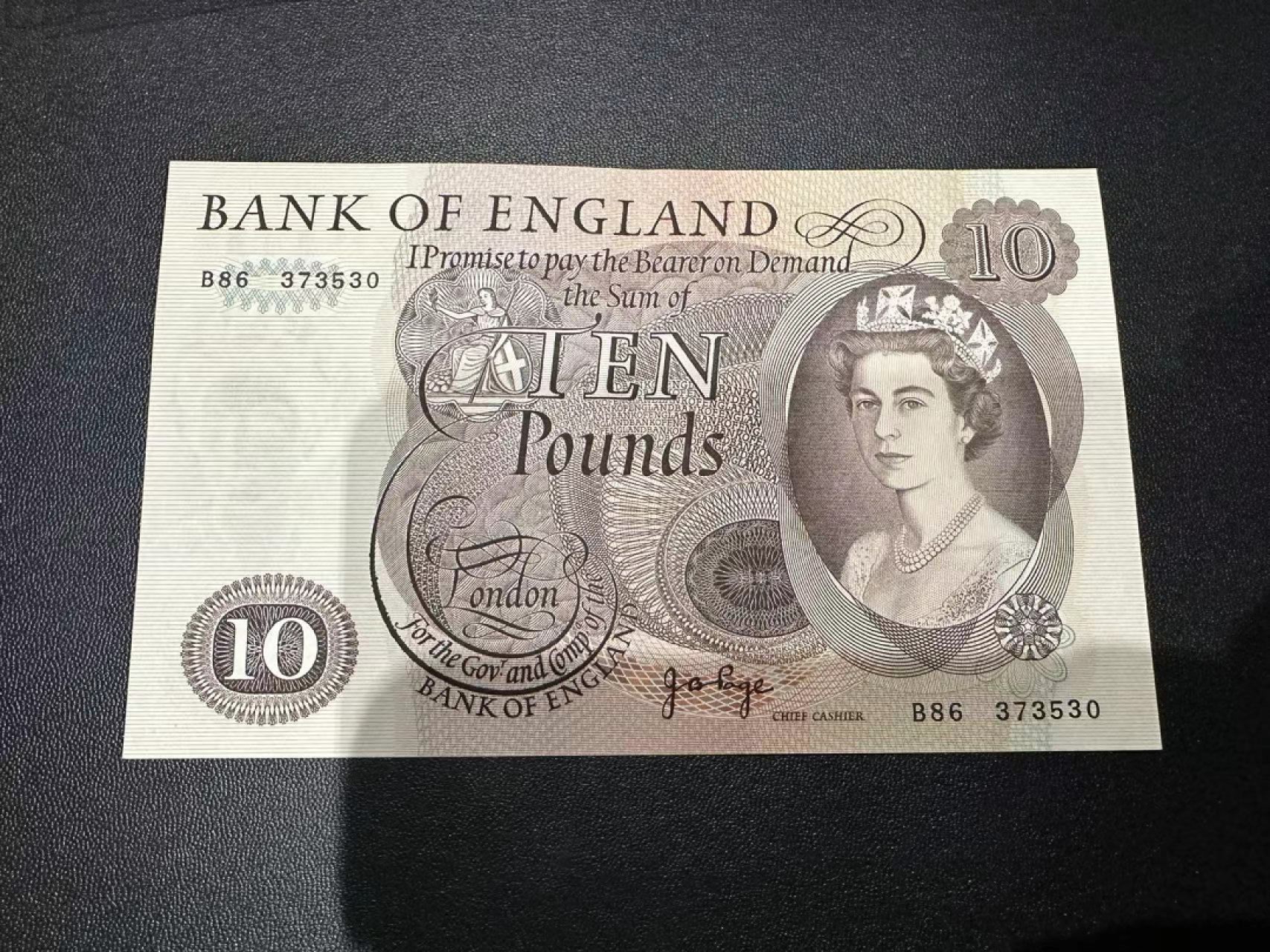 《外钞收藏家》第二百四十四期 连拍场二 英国C序列10镑 AU品相 软折