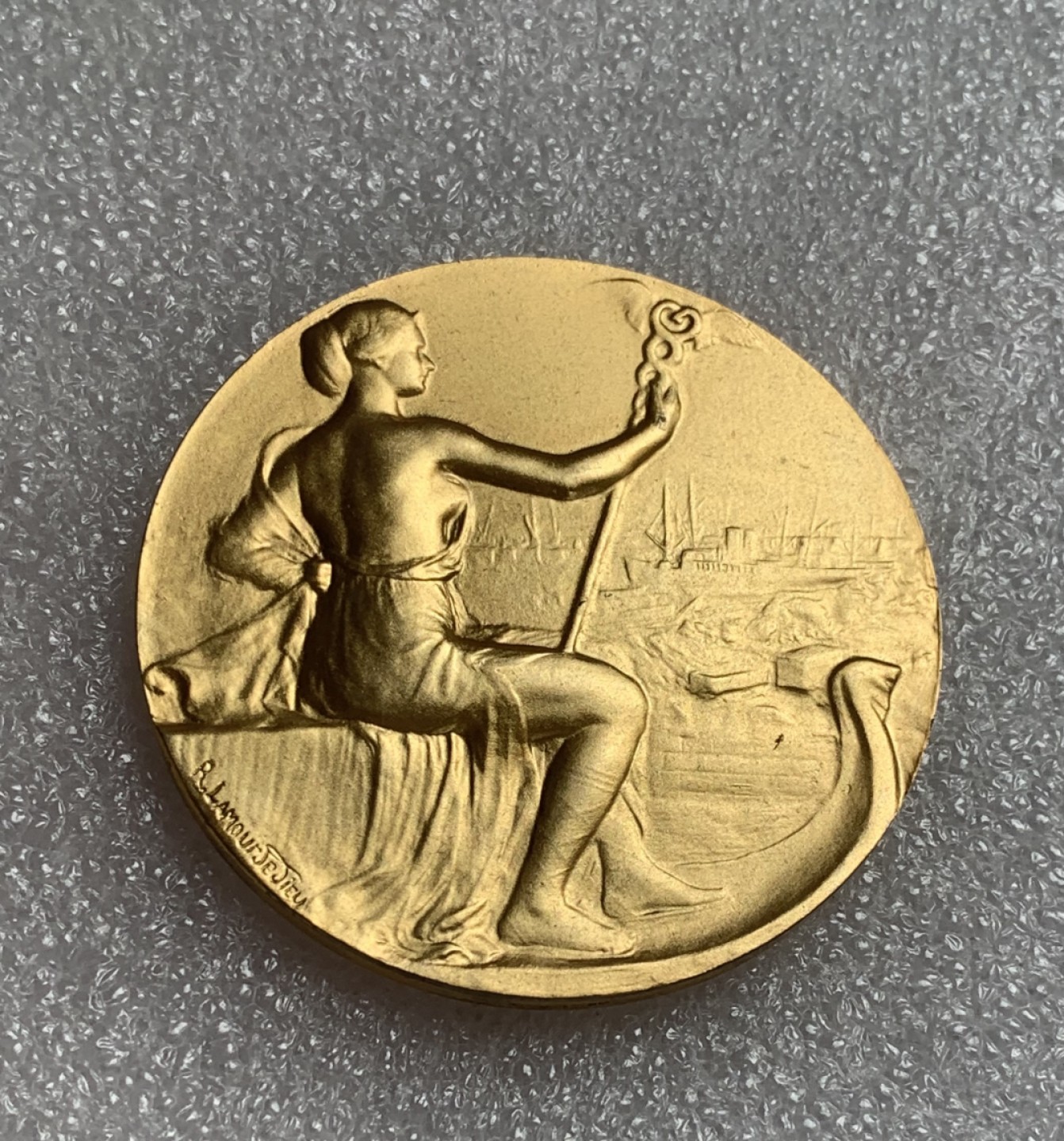 瓶子🏺第80期拍卖会 原盒法国1949年国会议员表彰纪念镀金大银章，丰饶角Argent边銘，66.5克50mm