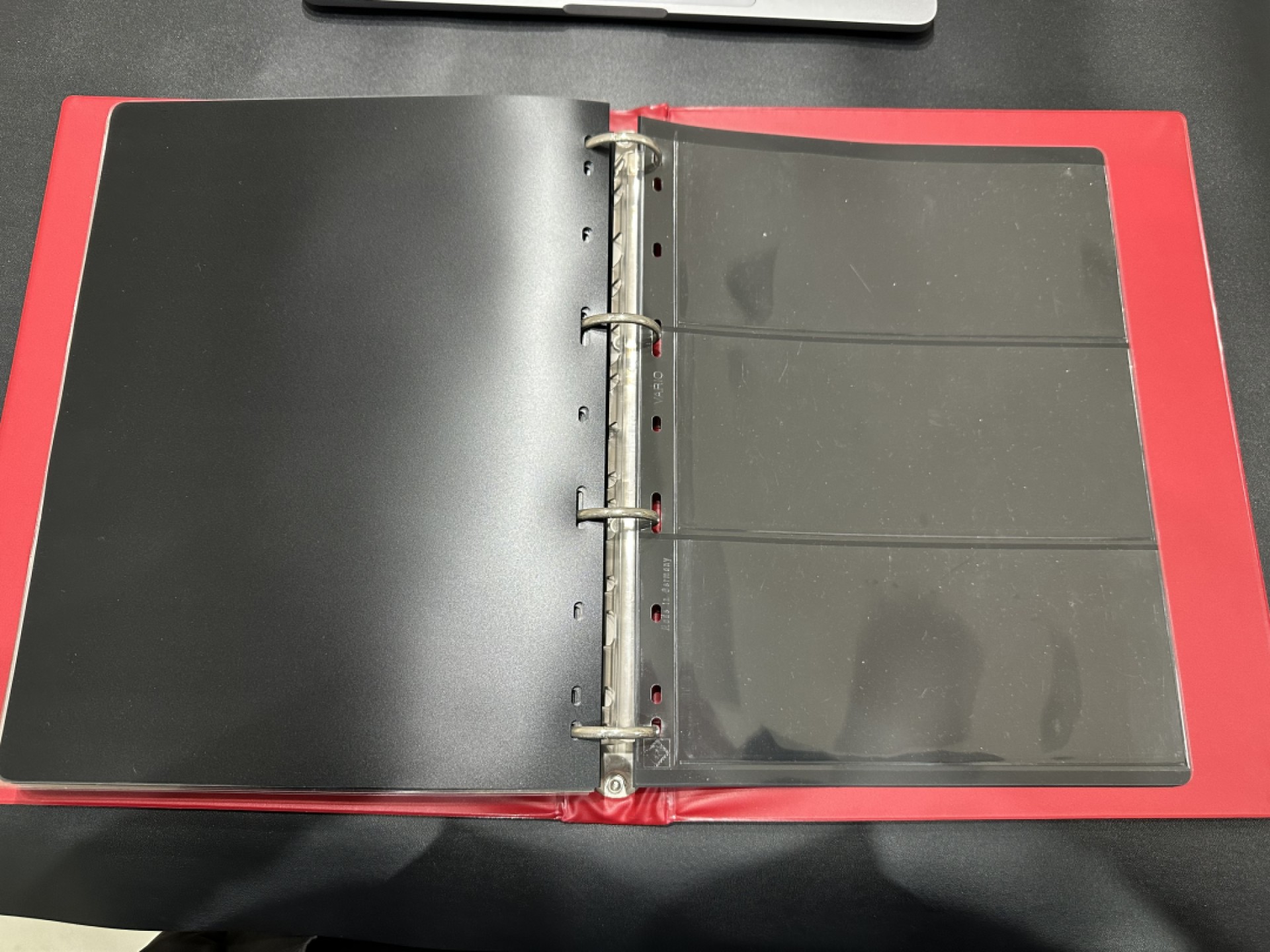 《外钞收藏家》第二百四十三期（南斯拉夫、塞尔维亚、马其顿专场） 德国红色灯塔收藏册，带3格透明页+黑色分隔页（33页+34页），二手