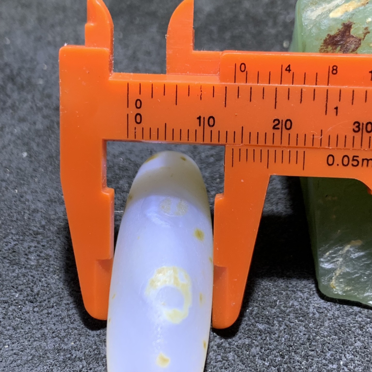 放福利，精美风化纹白玛瑙桶珠一颗，