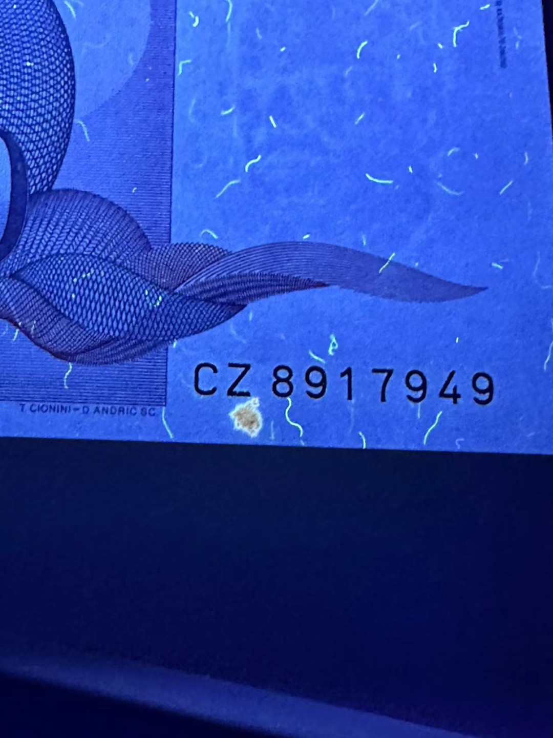 《外钞收藏家》第二百四十三期（南斯拉夫、塞尔维亚、马其顿专场） 南斯拉夫1985-1989年版小套5枚，5000/2W/5W/10W/100W第纳尔 500面额有一个黄斑 100W面额轻微潮 其他全新