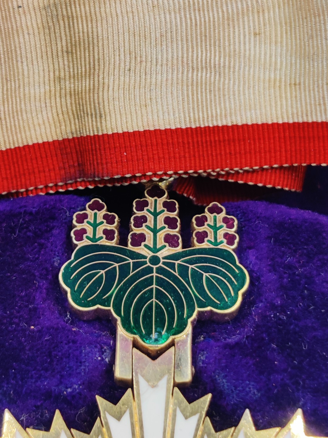 全场0元起拍 第33期 咸鱼国勋章拍卖专场 2月26日（周日）下午6：00开始 明治时期日本三等旭日章 纯银带盒