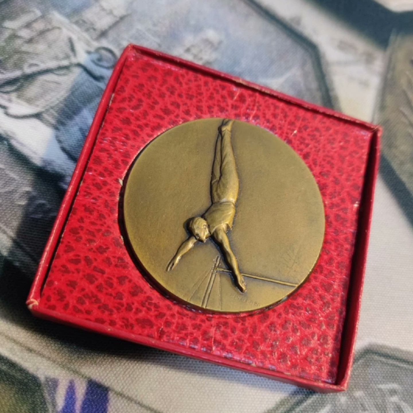二月章牌清仓会 周五晚自动结拍 法国原盒体操运动纪念铜章