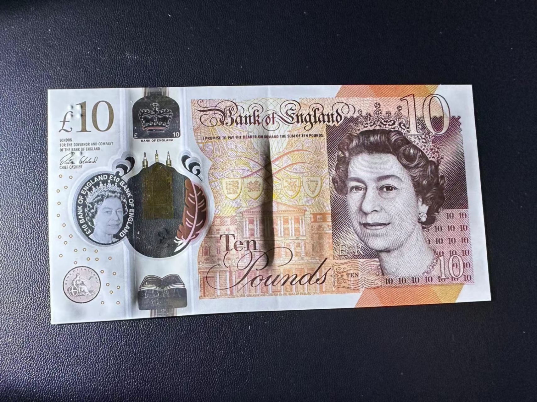 《外钞收藏家》第二百四十四期 连拍场二 英格兰最新版10镑 AA01首发冠 中间一道较深压痕 没贯穿