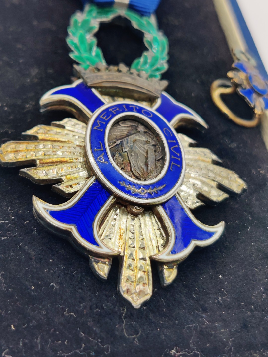 全场0元起拍 第33期 咸鱼国勋章拍卖专场 2月26日（周日）下午6：00开始 	西班牙佛朗哥时期民事功绩勋章 早期银质珐琅带mini章