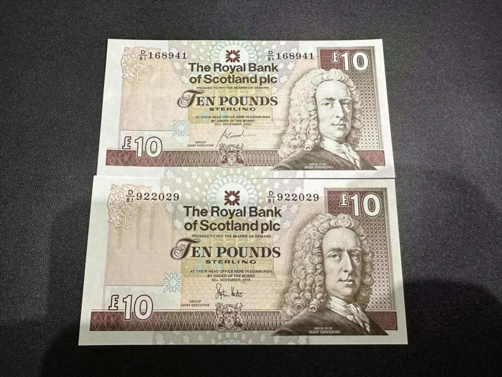 《外钞收藏家》第二百四十四期 连拍场二 苏格兰皇家银行10镑两张 少见品种 同冠号 不同签名 全新