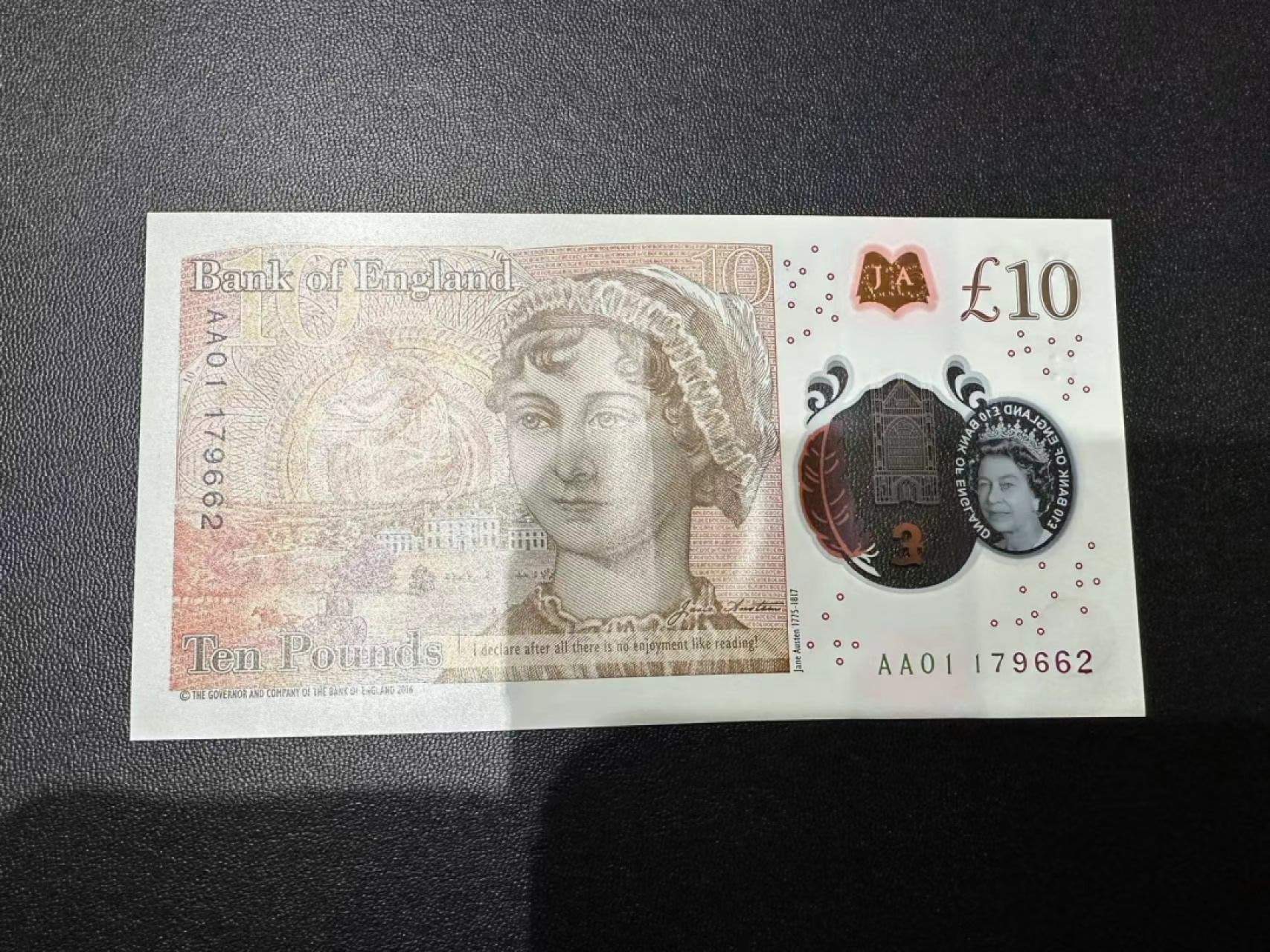 《外钞收藏家》第二百四十四期 连拍场二 英格兰最新版10镑 AA01首发冠 中间一道较深压痕 没贯穿