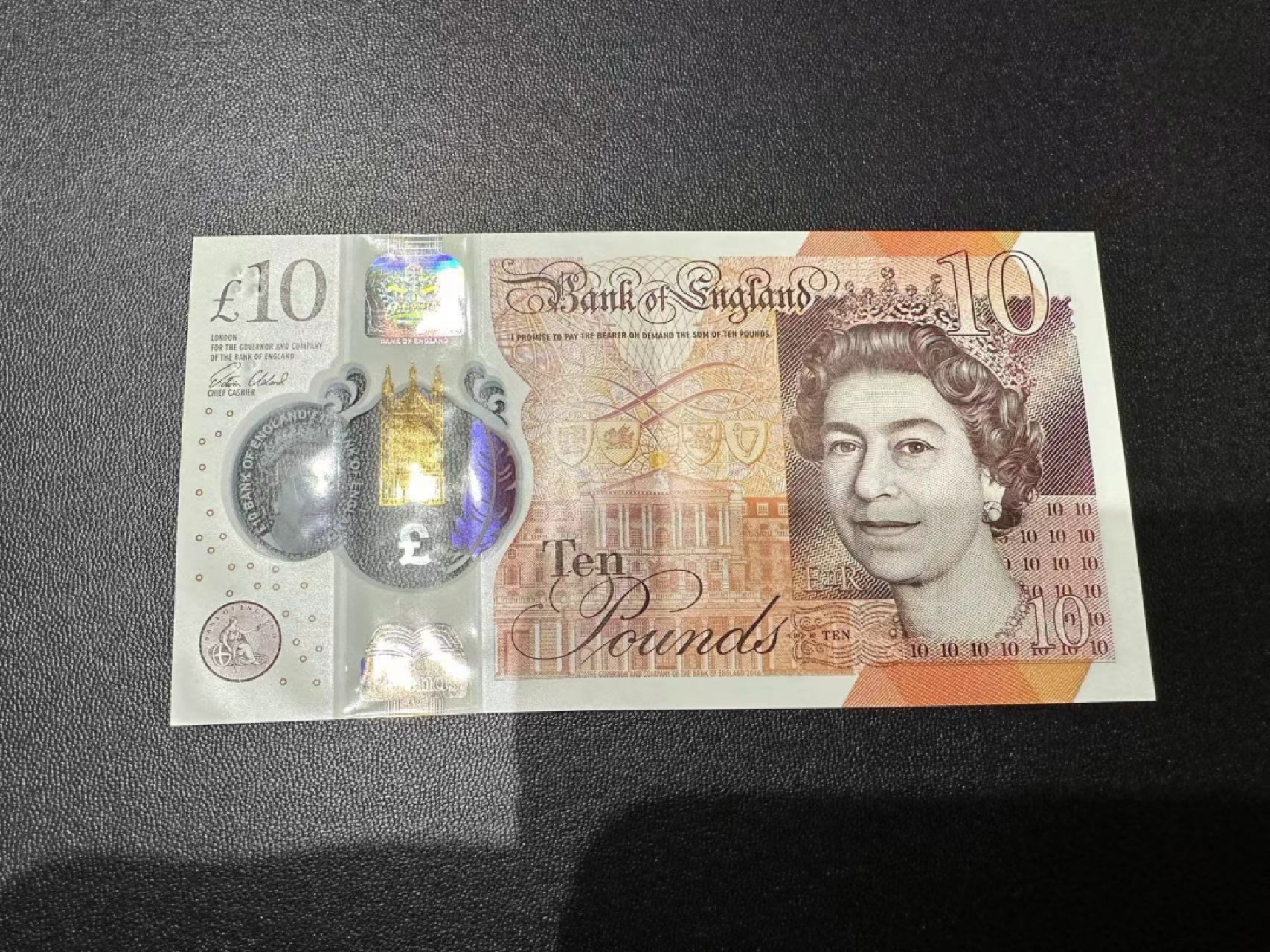 《外钞收藏家》第二百四十四期 连拍场二 英格兰最新版10镑 AA01首发冠 中间一道较深压痕 没贯穿