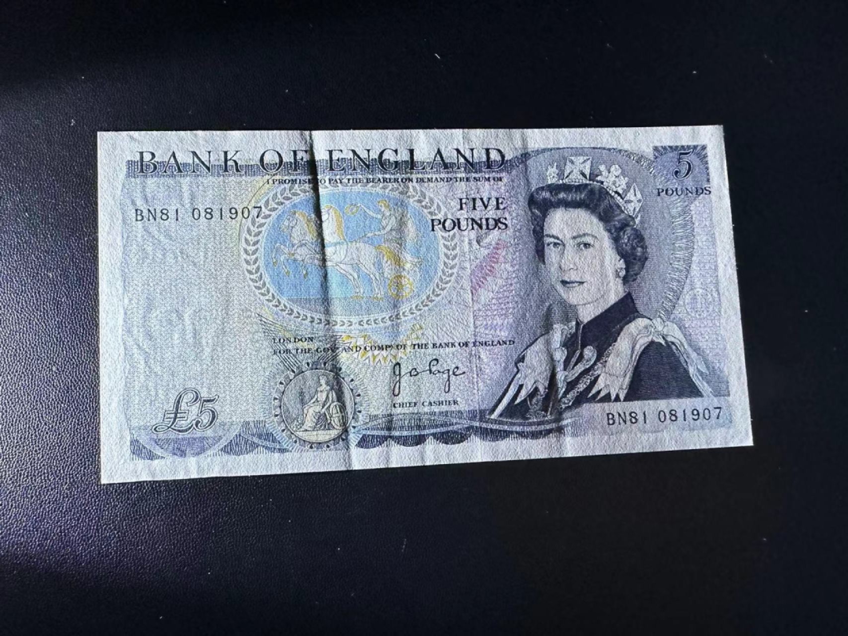 《外钞收藏家》第二百四十四期 连拍场二 英国D序列5镑 AU-品相 有两道折