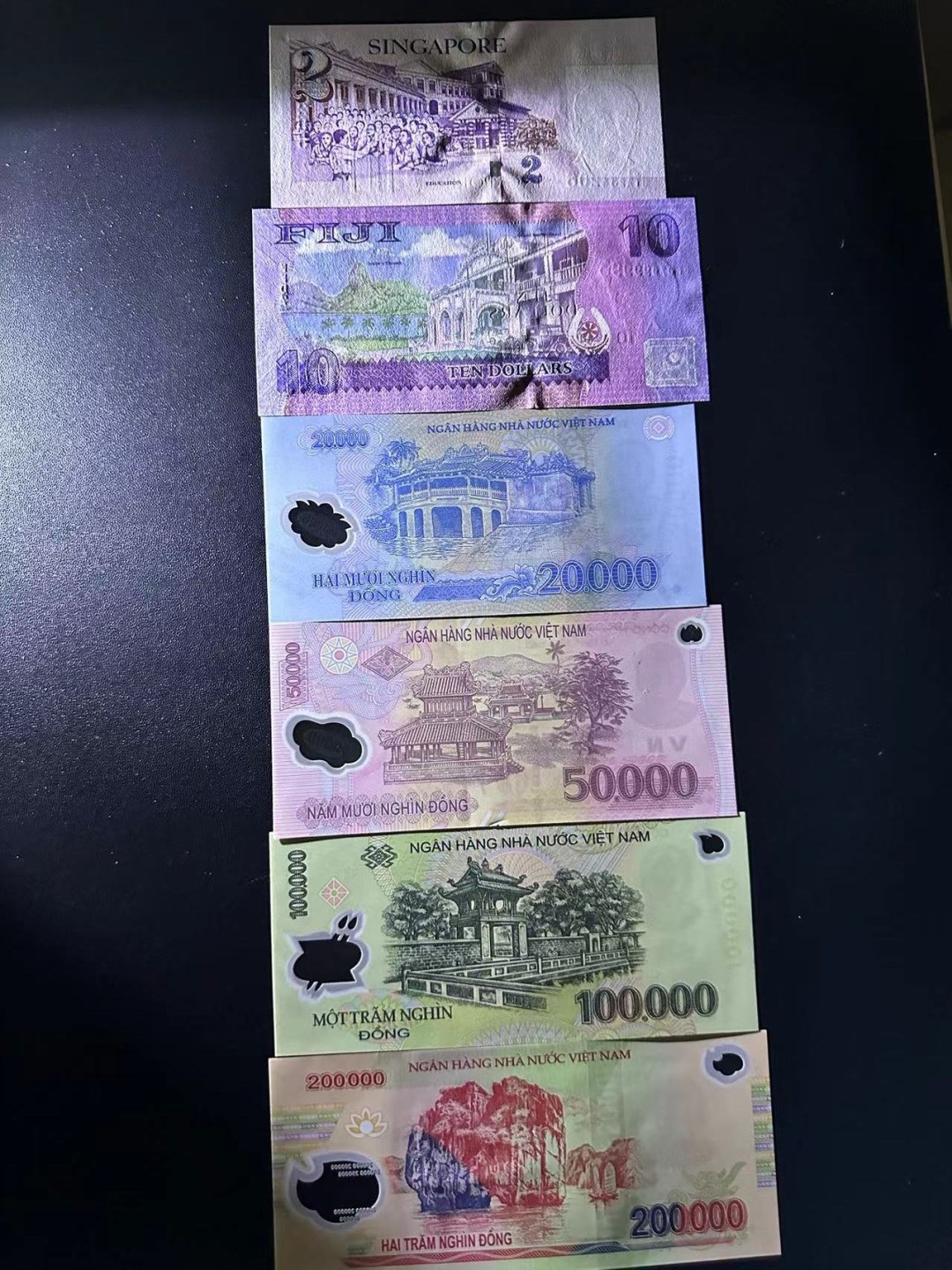 《外钞收藏家》第二百四十四期 连拍场二 新加坡、斐济、越南6张一起 全新 新加坡有轻微潮