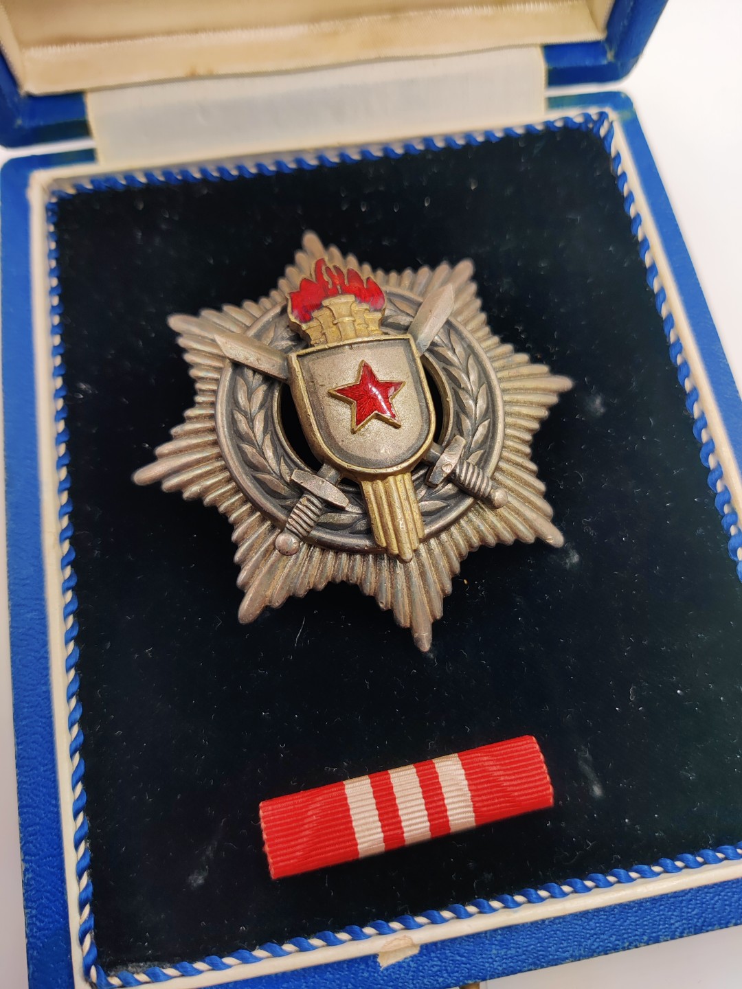 全场0元起拍 第33期 咸鱼国勋章拍卖专场 2月26日（周日）下午6：00开始 南斯拉夫三级军事功绩勋章 银制（带盒略证）+