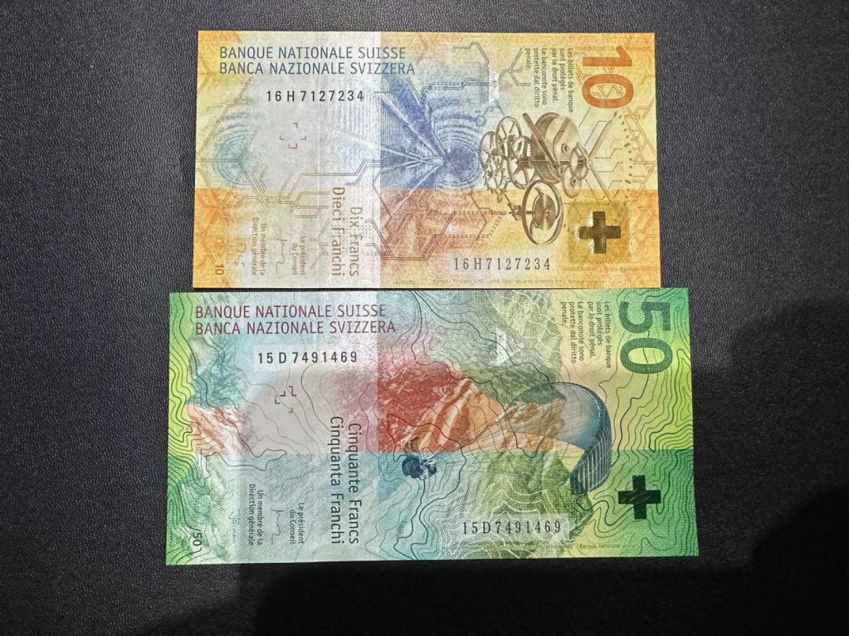 《外钞收藏家》第二百四十四期 连拍场二 瑞士最新版10、50法郎 两张一起 全新UNC