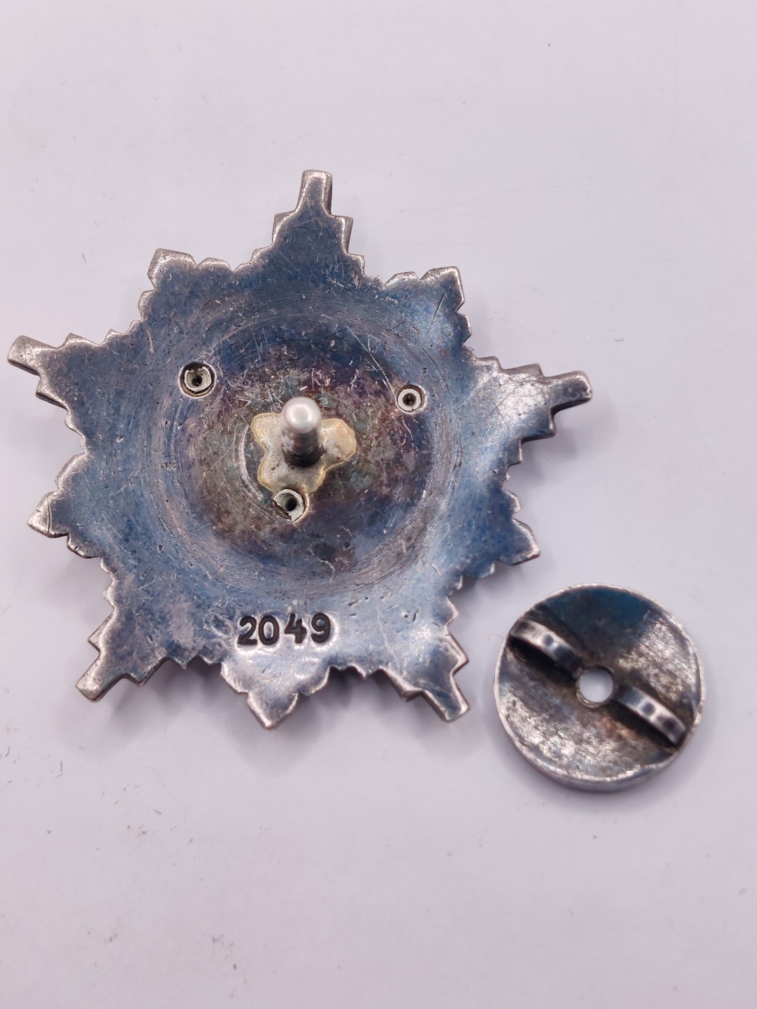 全场0元起拍 第33期 咸鱼国勋章拍卖专场 2月26日（周日）下午6：00开始 南斯拉夫游击队纪念章2049号（早期坚果轮版）银制+