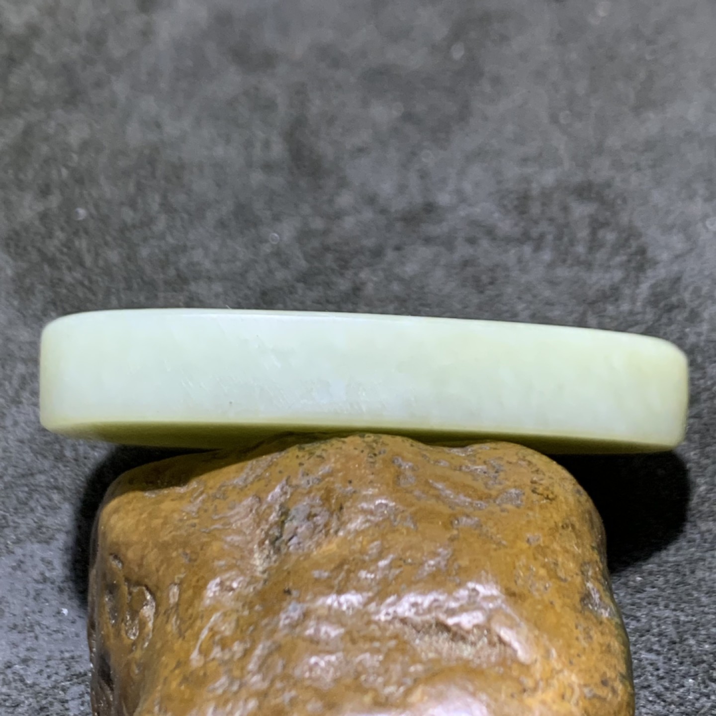 精美和田玉雕刻招财鼠牌子一个，