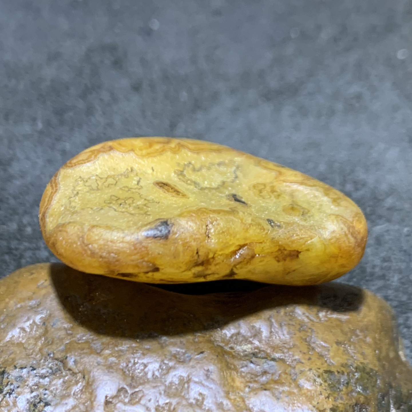 精美天然马达加斯加玛瑙原石把件，摆件一个，