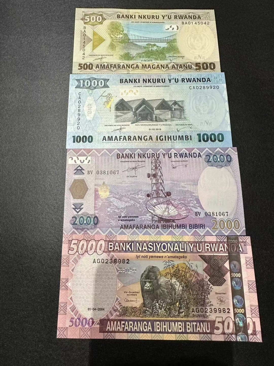 《外钞收藏家》第二百四十四期 连拍场二 卢旺达500-5000 四张一起 全新 100面额有一道压痕请注意