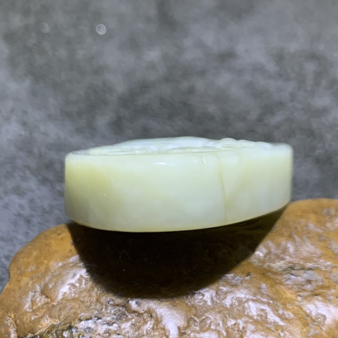 精美和田玉雕刻招财鼠牌子一个，