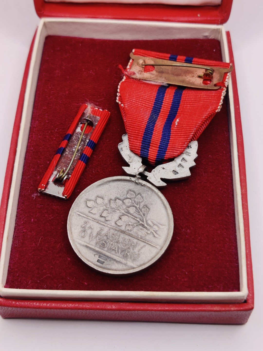 全场0元起拍 第33期 咸鱼国勋章拍卖专场 2月26日（周日）下午6：00开始 捷克斯洛伐克建设功绩奖章17764号（总理亲签，带盒略大证书纸筒）+