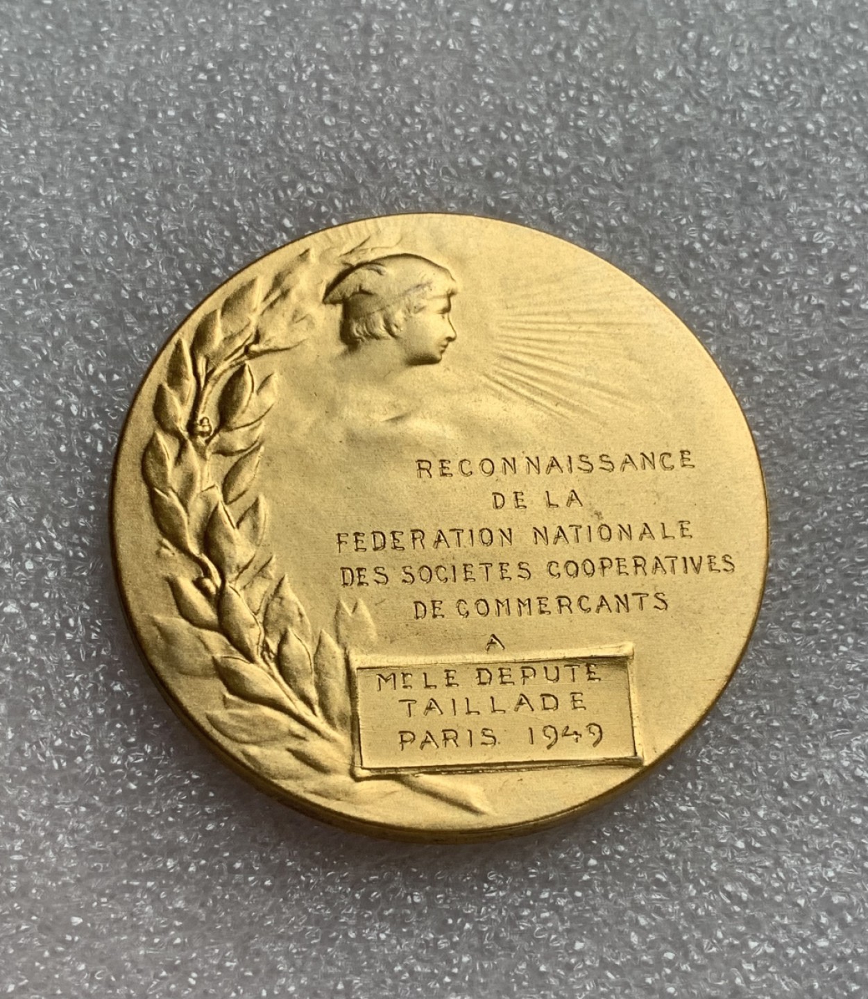 瓶子🏺第80期拍卖会 原盒法国1949年国会议员表彰纪念镀金大银章，丰饶角Argent边銘，66.5克50mm