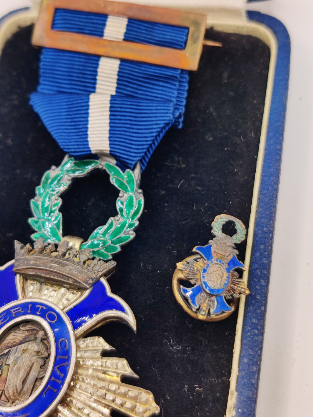 全场0元起拍 第33期 咸鱼国勋章拍卖专场 2月26日（周日）下午6：00开始 	西班牙佛朗哥时期民事功绩勋章 早期银质珐琅带mini章