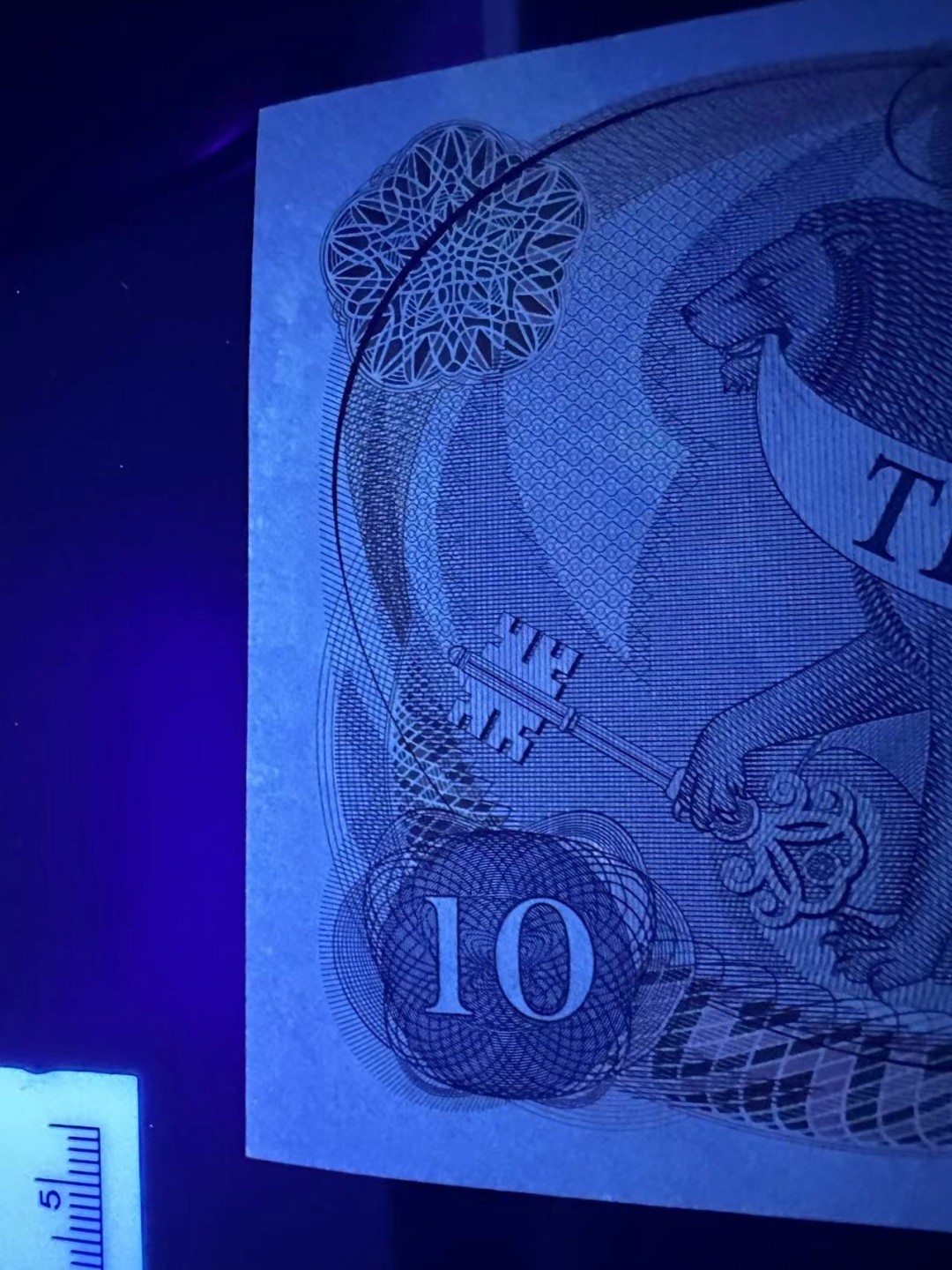 《外钞收藏家》第二百四十四期 连拍场二 英国C序列10镑 AU品相 软折