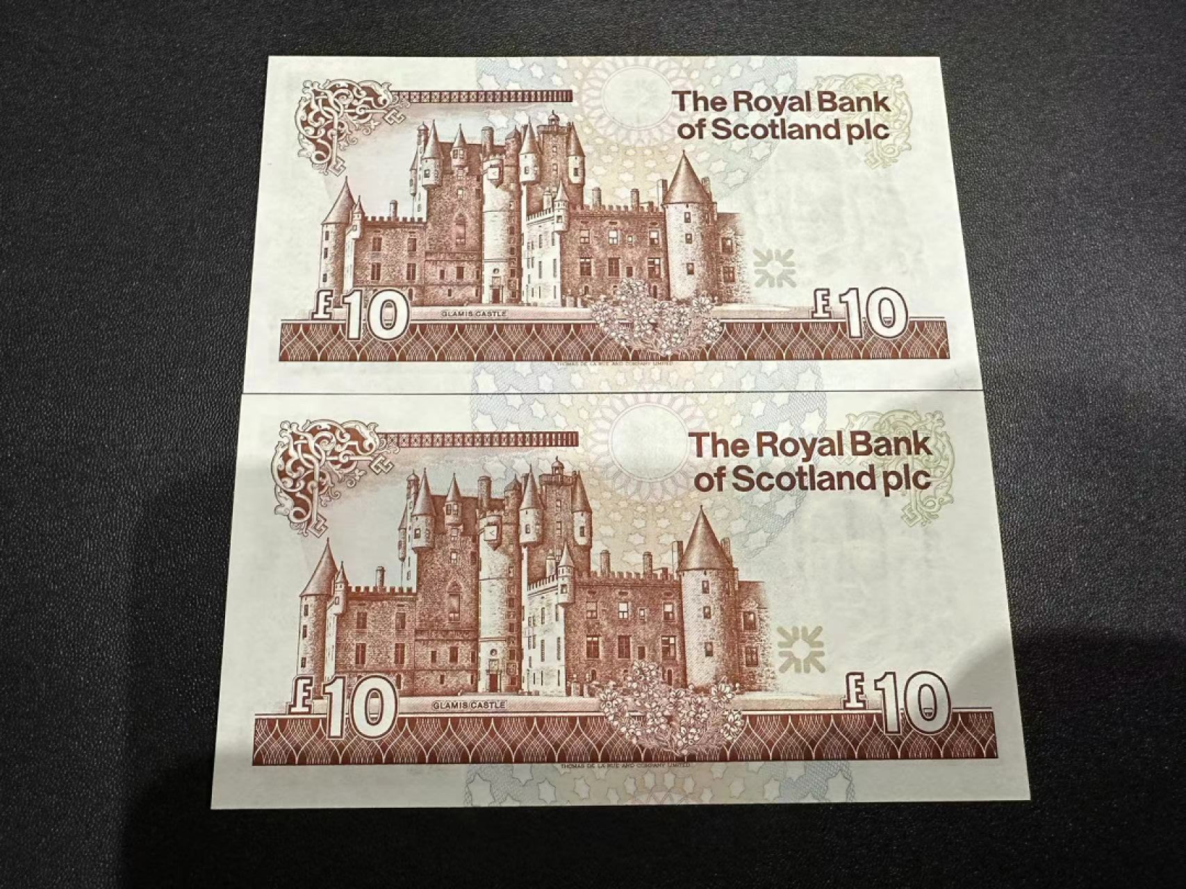 《外钞收藏家》第二百四十四期 连拍场二 苏格兰皇家银行10镑两张 少见品种 同冠号 不同签名 全新