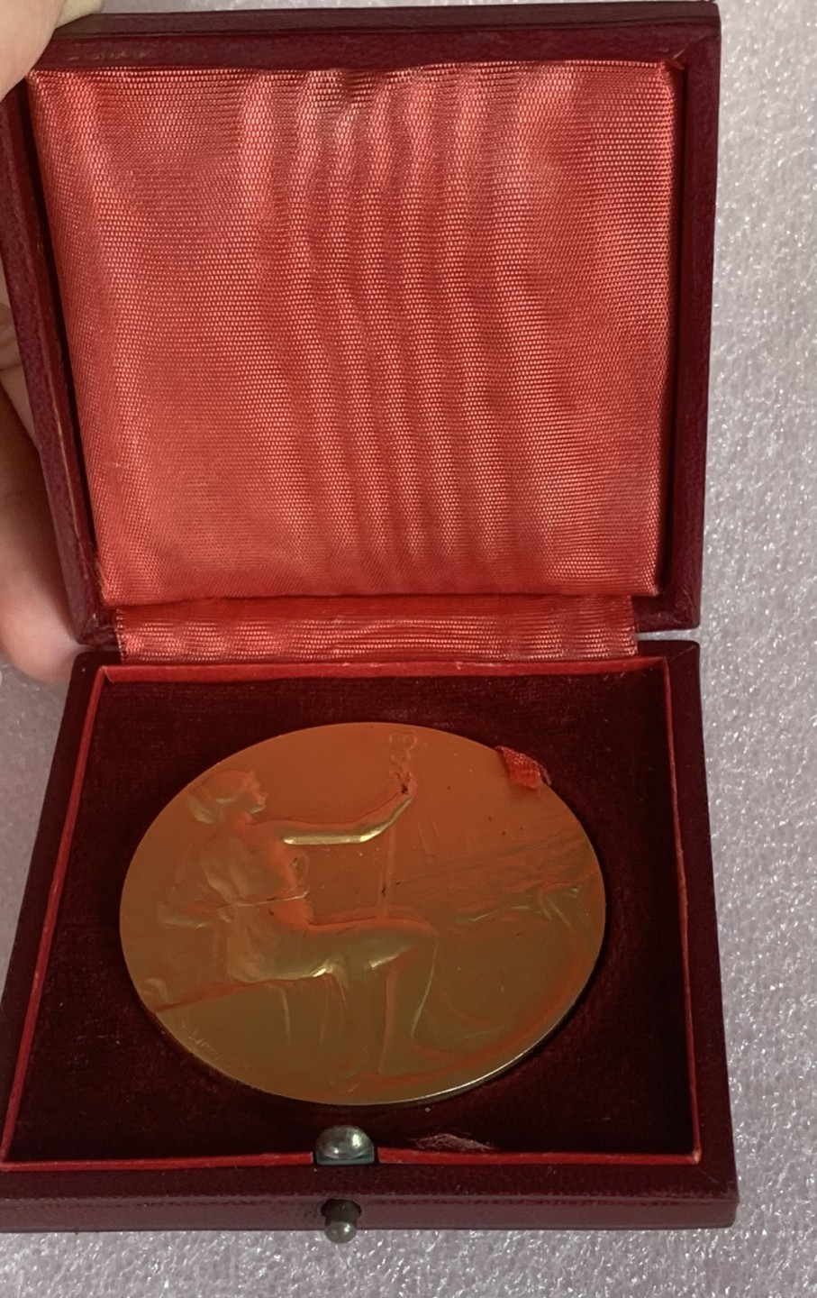 瓶子🏺第80期拍卖会 原盒法国1949年国会议员表彰纪念镀金大银章，丰饶角Argent边銘，66.5克50mm