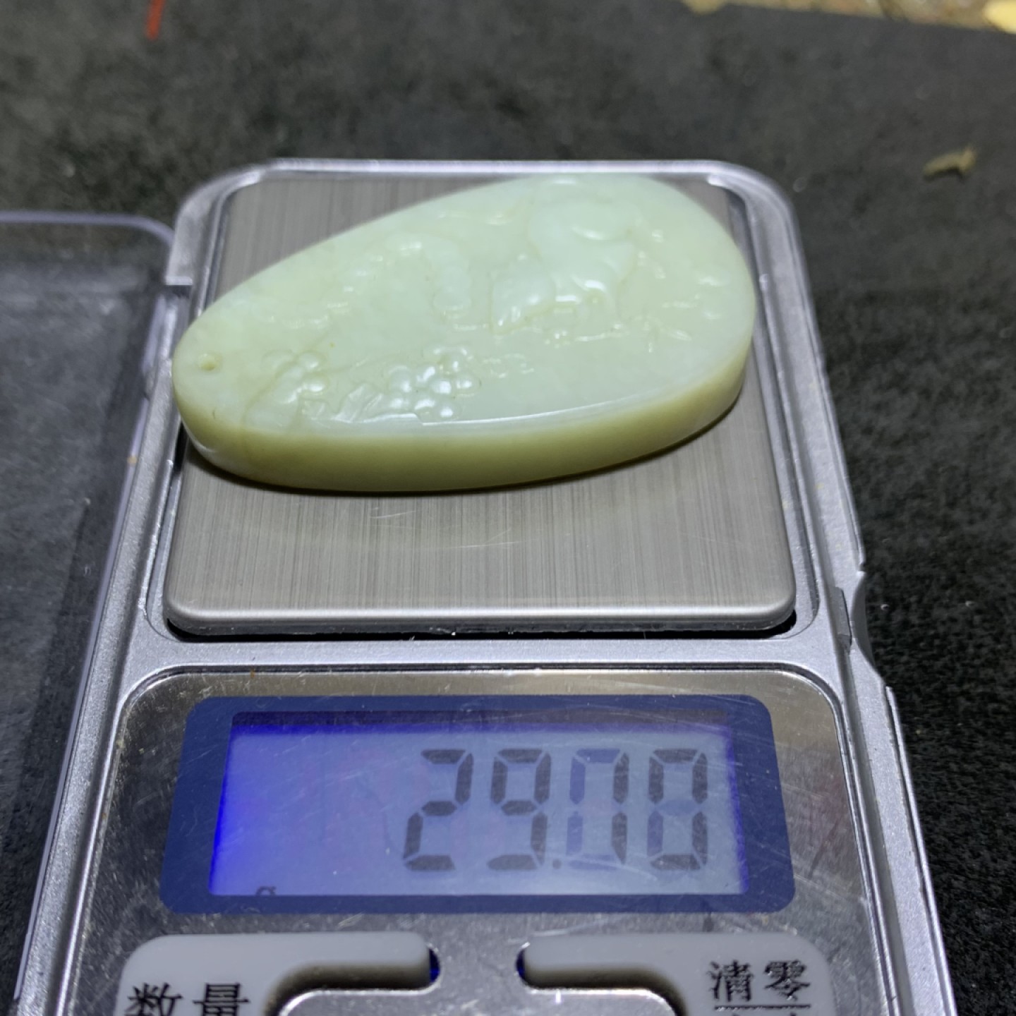 精美和田玉雕刻招财鼠牌子一个，