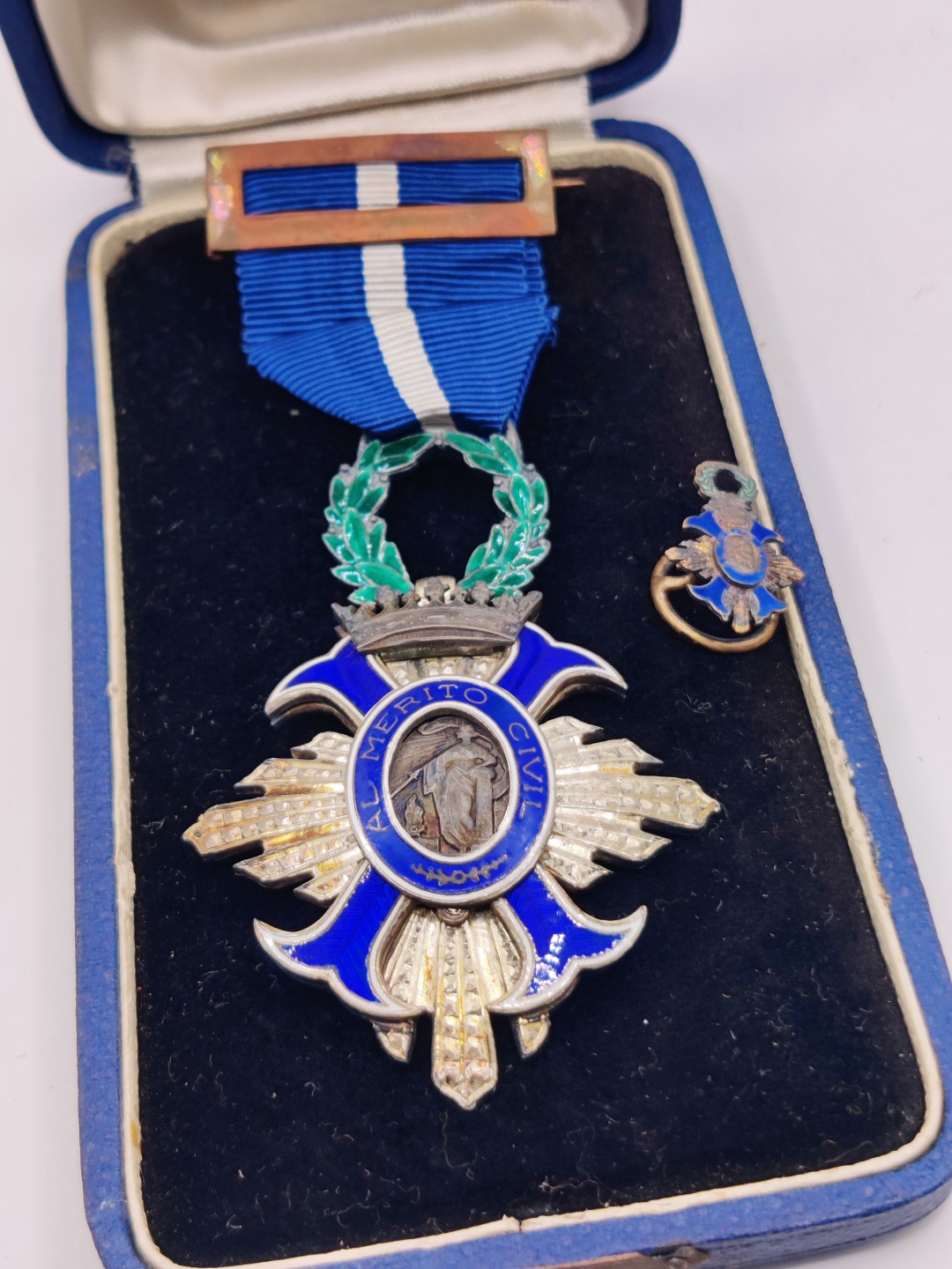 全场0元起拍 第33期 咸鱼国勋章拍卖专场 2月26日（周日）下午6：00开始 	西班牙佛朗哥时期民事功绩勋章 早期银质珐琅带mini章