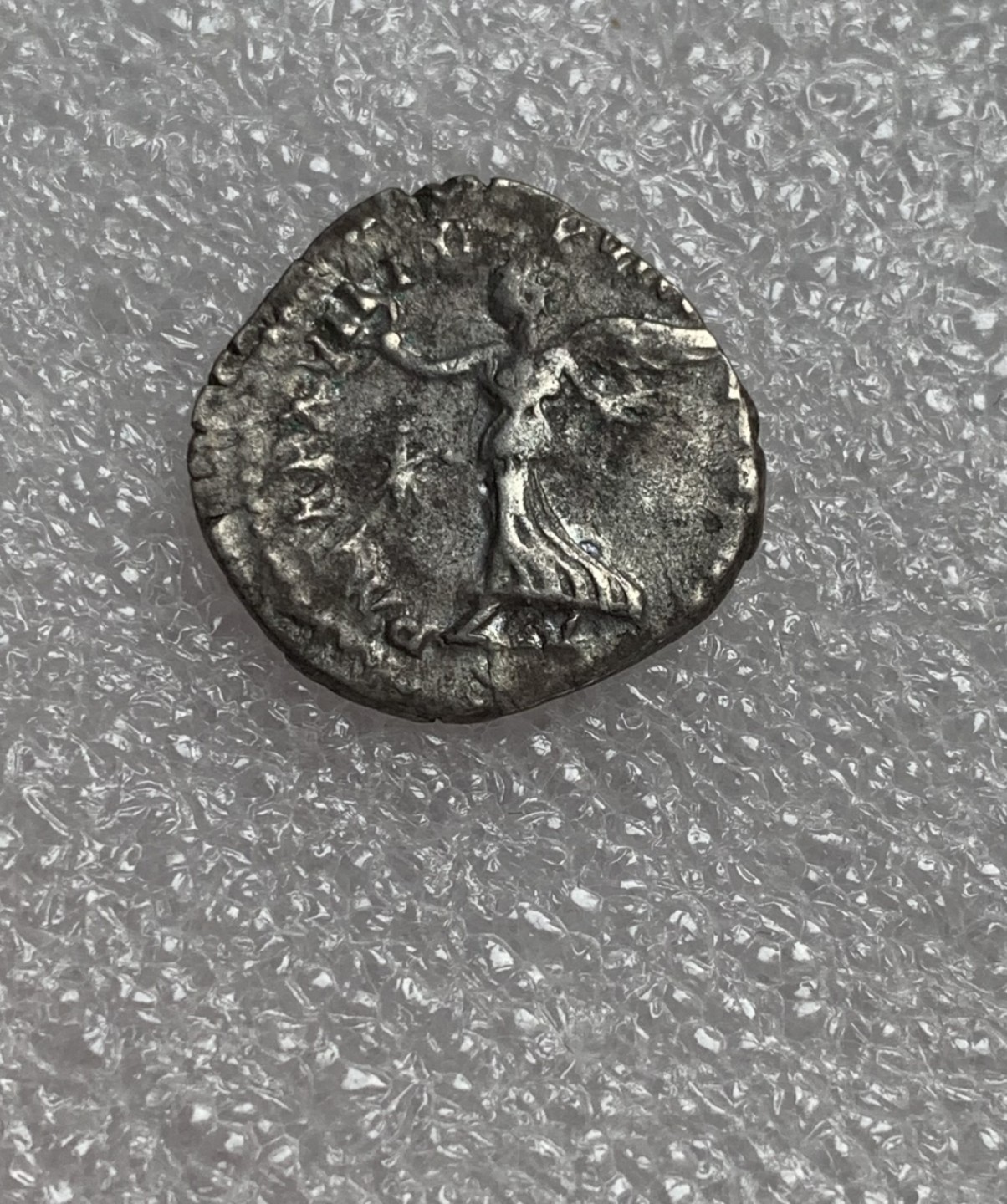 瓶子🏺第80期拍卖会 古罗马帝国康茂德背胜利女神第纳尔银币18毫米2.25克