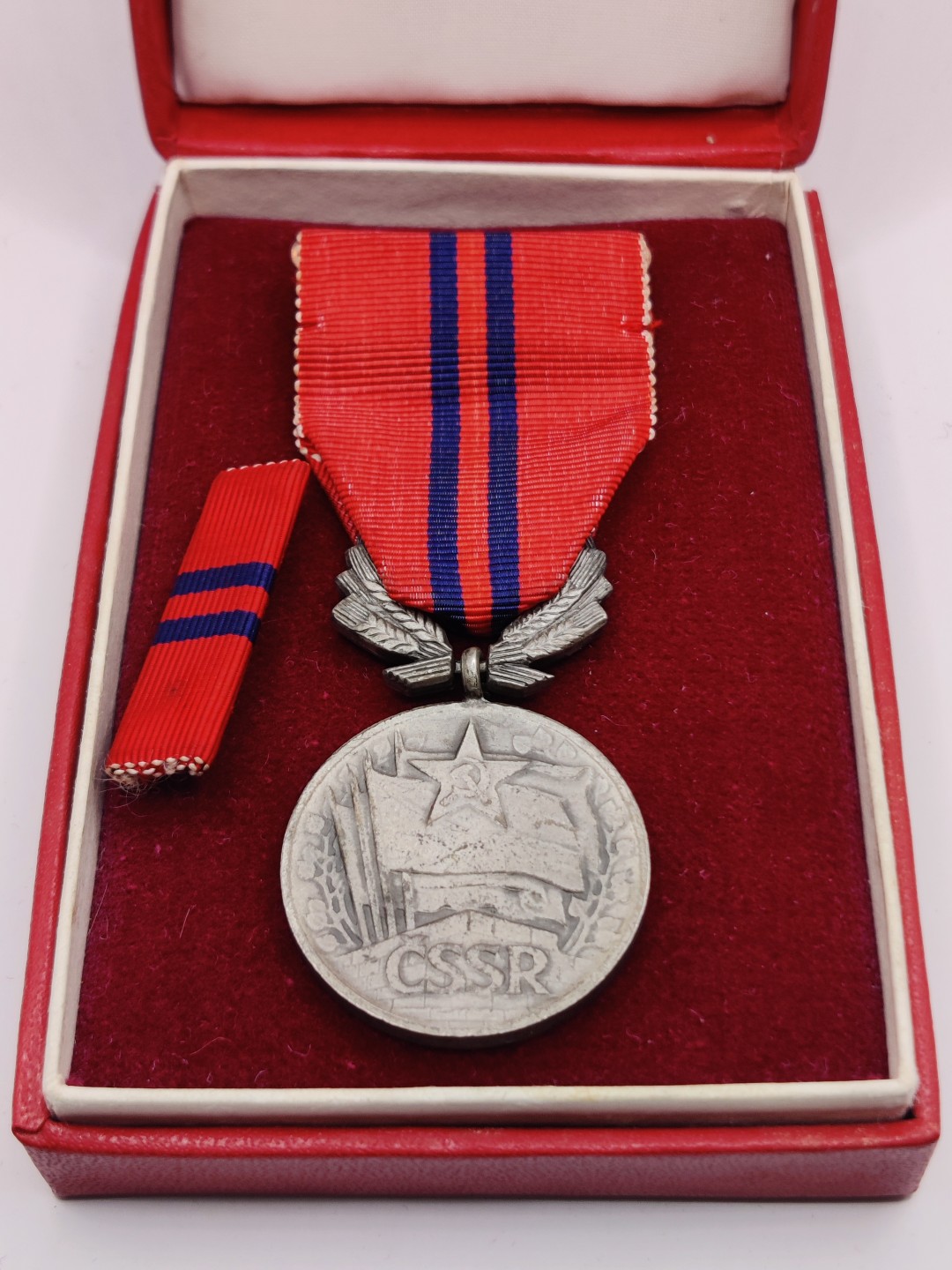 全场0元起拍 第33期 咸鱼国勋章拍卖专场 2月26日（周日）下午6：00开始 捷克斯洛伐克建设功绩奖章17764号（总理亲签，带盒略大证书纸筒）+