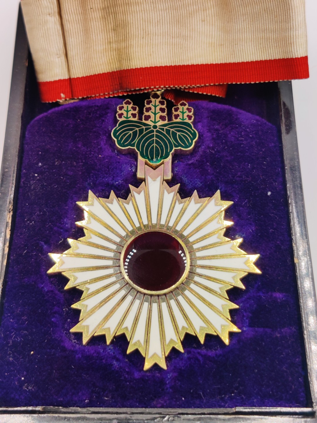 全场0元起拍 第33期 咸鱼国勋章拍卖专场 2月26日（周日）下午6：00开始 明治时期日本三等旭日章 纯银带盒