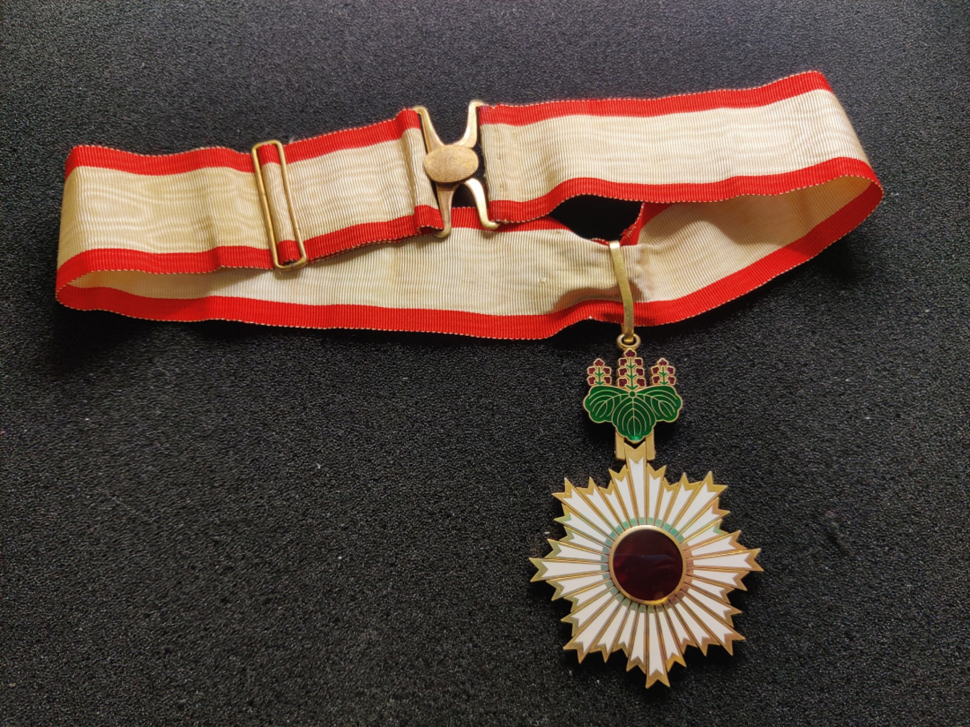 全场0元起拍 第33期 咸鱼国勋章拍卖专场 2月26日（周日）下午6：00开始 明治时期日本三等旭日章 纯银带盒