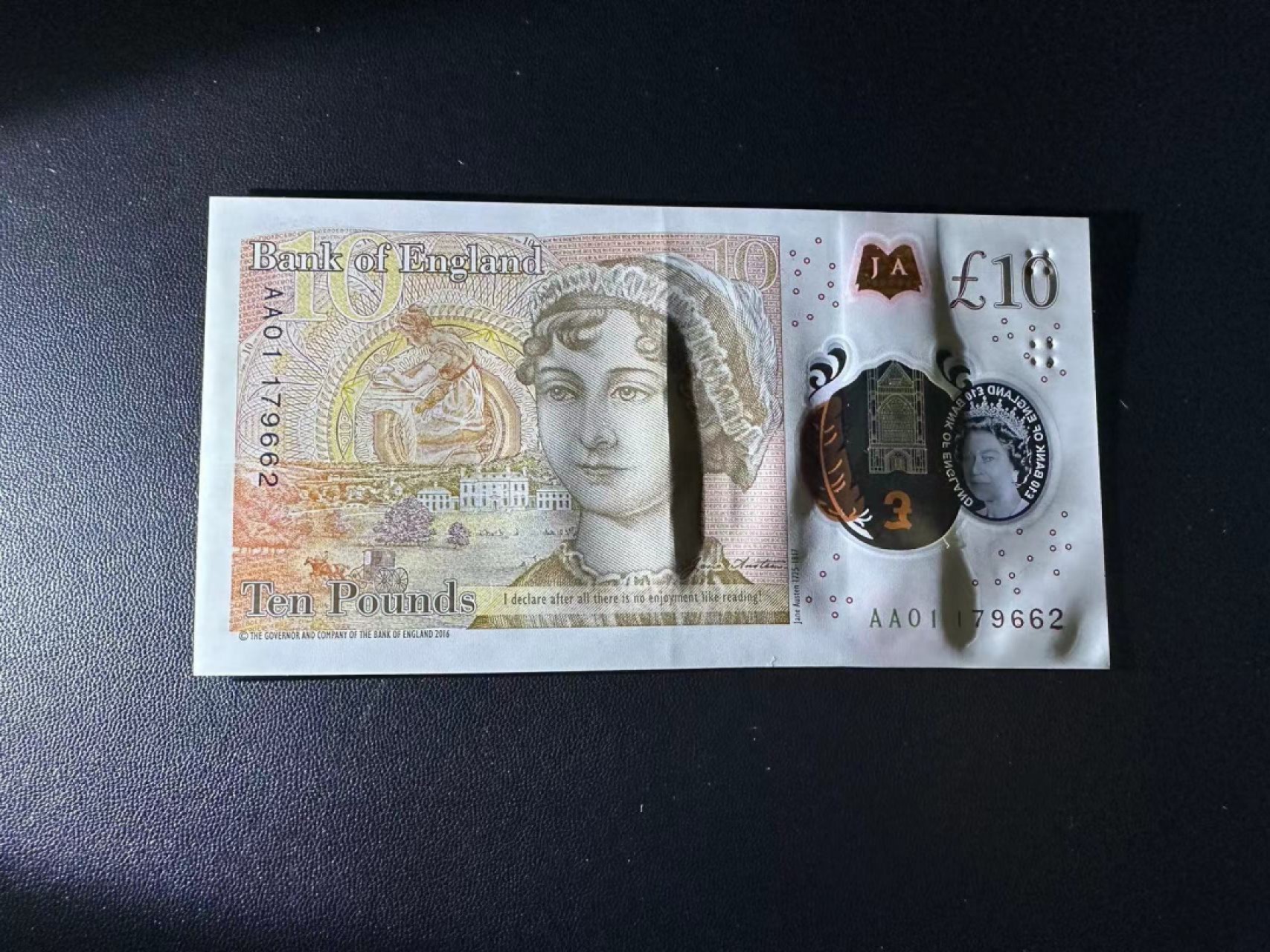 《外钞收藏家》第二百四十四期 连拍场二 英格兰最新版10镑 AA01首发冠 中间一道较深压痕 没贯穿