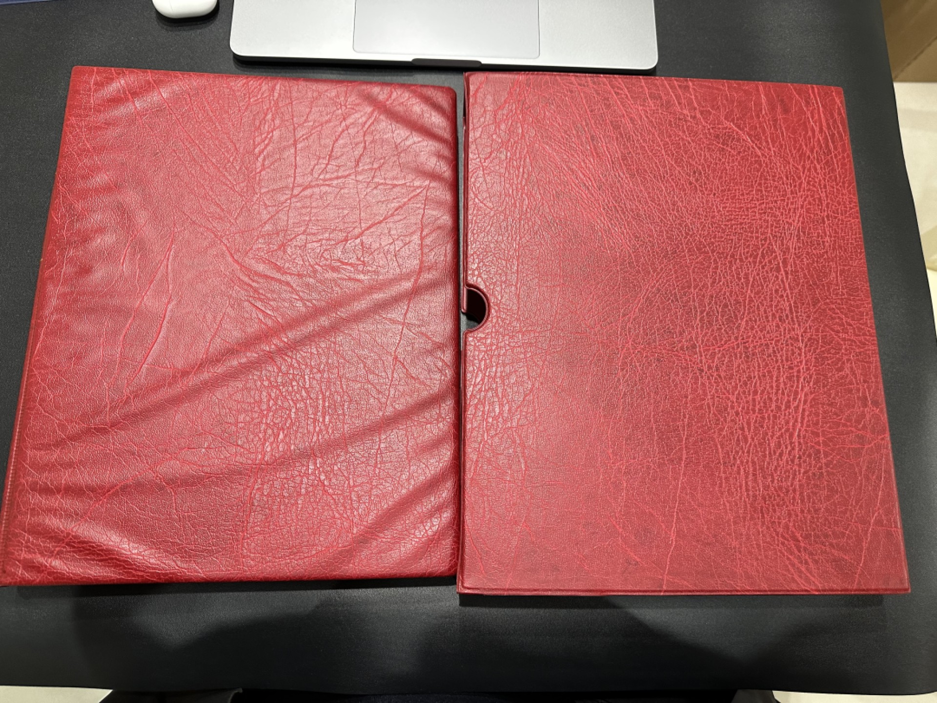 《外钞收藏家》第二百四十三期（南斯拉夫、塞尔维亚、马其顿专场） 德国红色灯塔收藏册，带3格透明页+黑色分隔页（33页+34页），二手