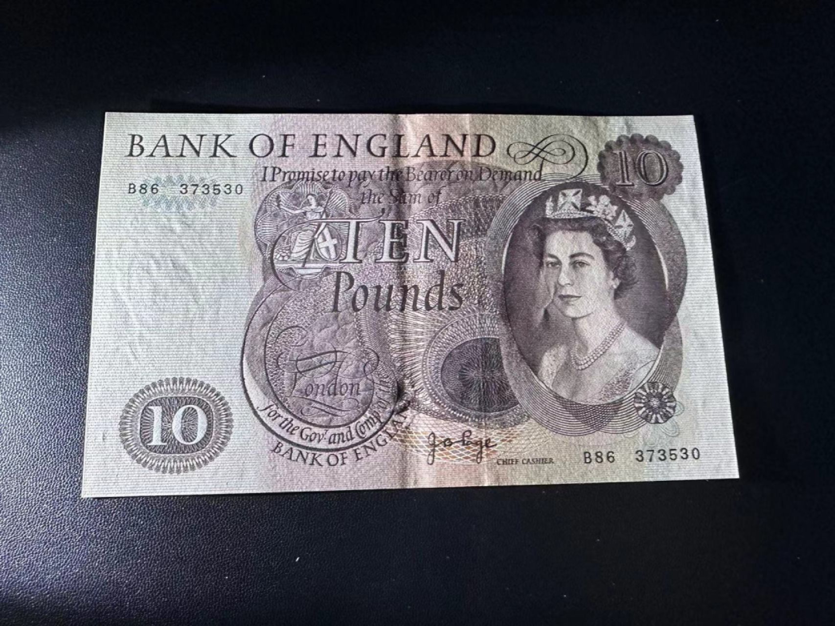 《外钞收藏家》第二百四十四期 连拍场二 英国C序列10镑 AU品相 软折