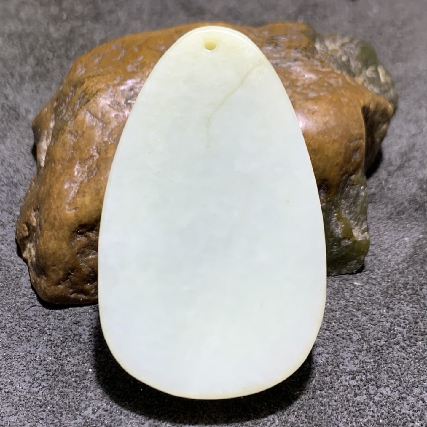 精美和田玉雕刻招财鼠牌子一个，